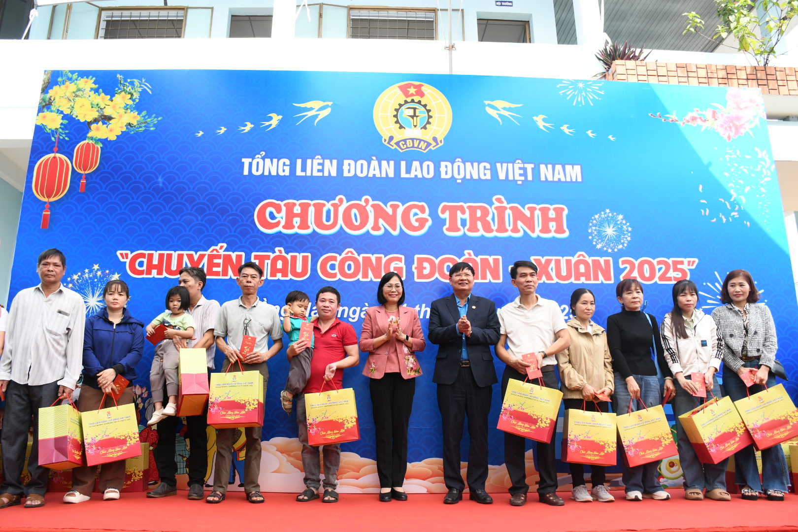 CLIP: X&uacute;c động chuyến t&agrave;u C&ocirc;ng đo&agrave;n đưa c&ocirc;ng nh&acirc;n Đồng Nai về qu&ecirc; ăn Tết- Ảnh 1.