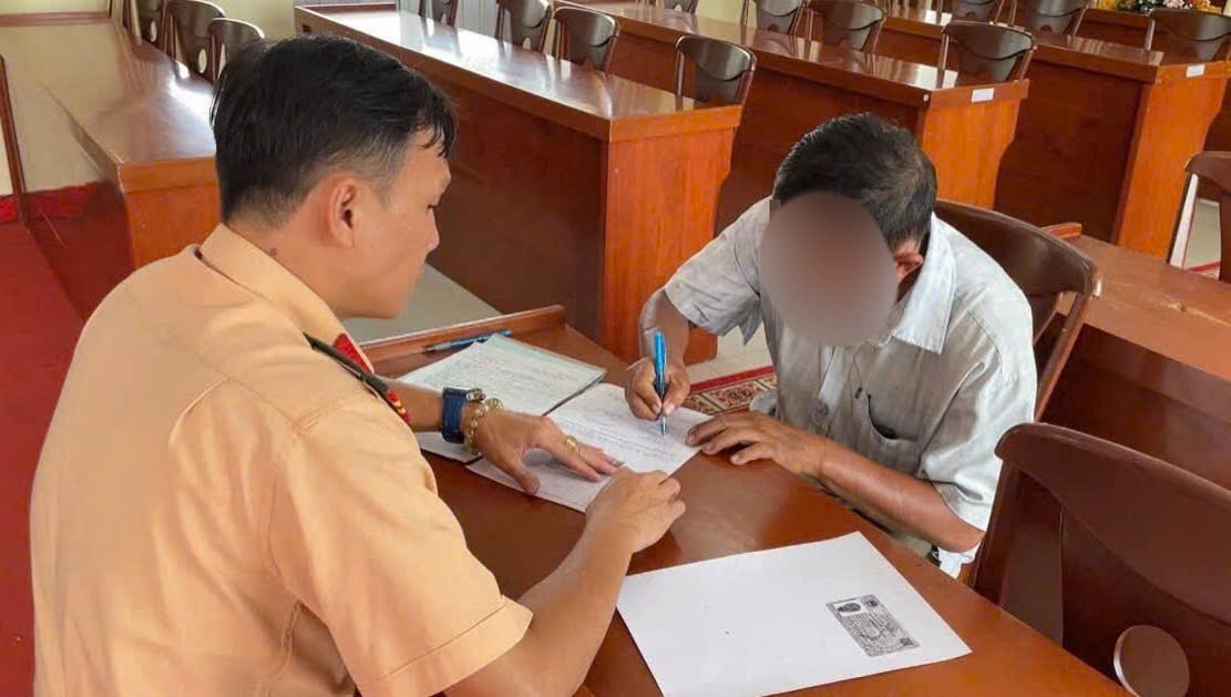 Th&ocirc;ng tin mới vụ người mặc &aacute;o xe &ocirc;m c&ocirc;ng nghệ chỉnh đ&egrave;n giao th&ocirc;ng ở Thủ Đức- Ảnh 1.