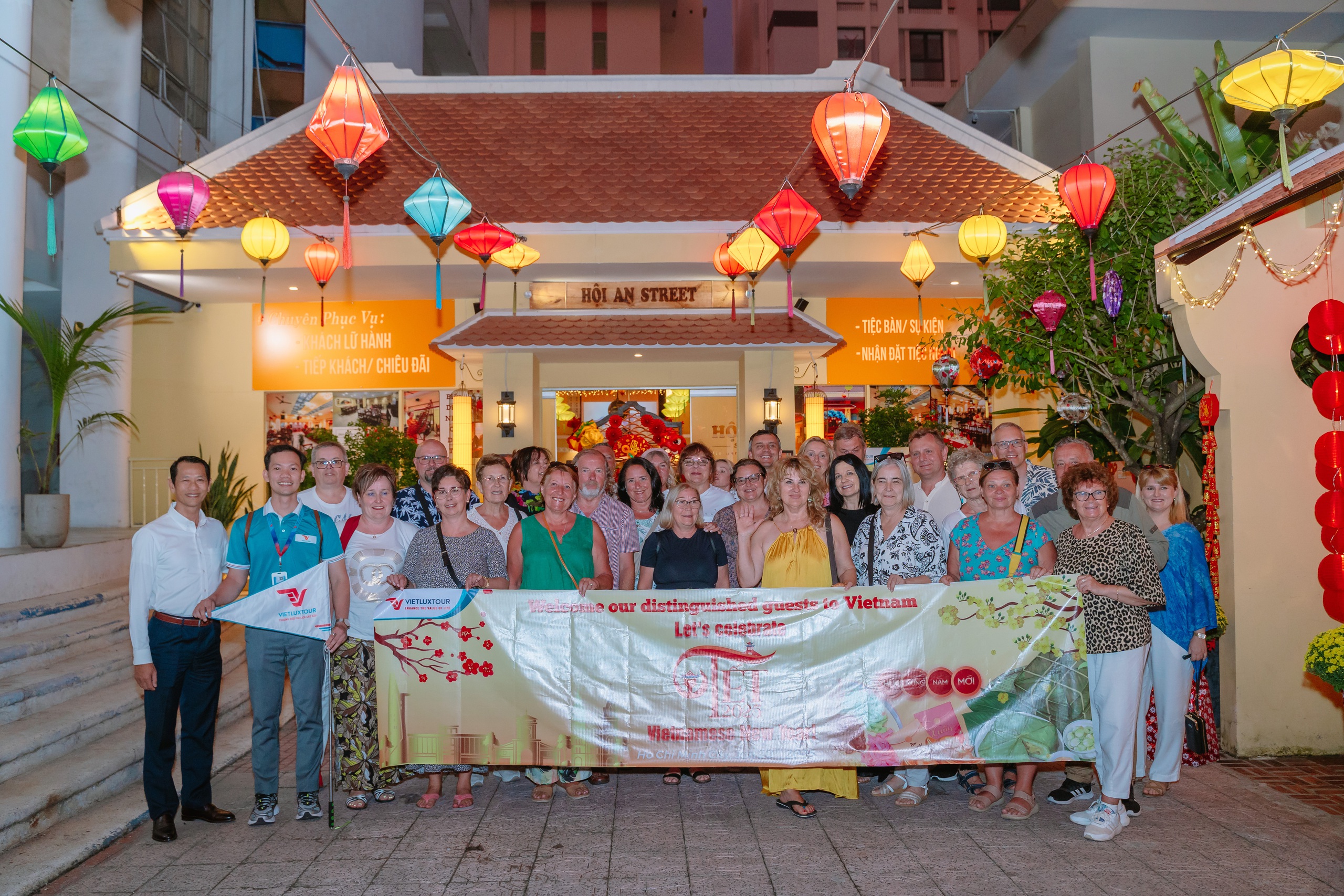 Kh&aacute;ch T&acirc;y ăn Tết ta tại TP HCM, h&agrave;o hứng thưởng thức b&aacute;nh chưng, củ kiệu, nhận tiền l&igrave; x&igrave;- Ảnh 2.