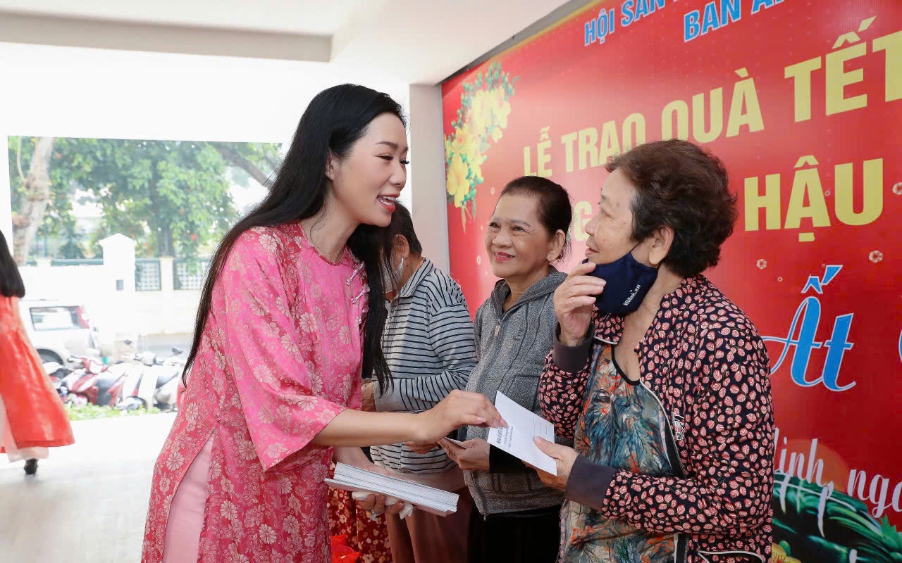 NSND Trịnh Kim Chi tất bật chuẩn bị quà Tết cho người nghèo