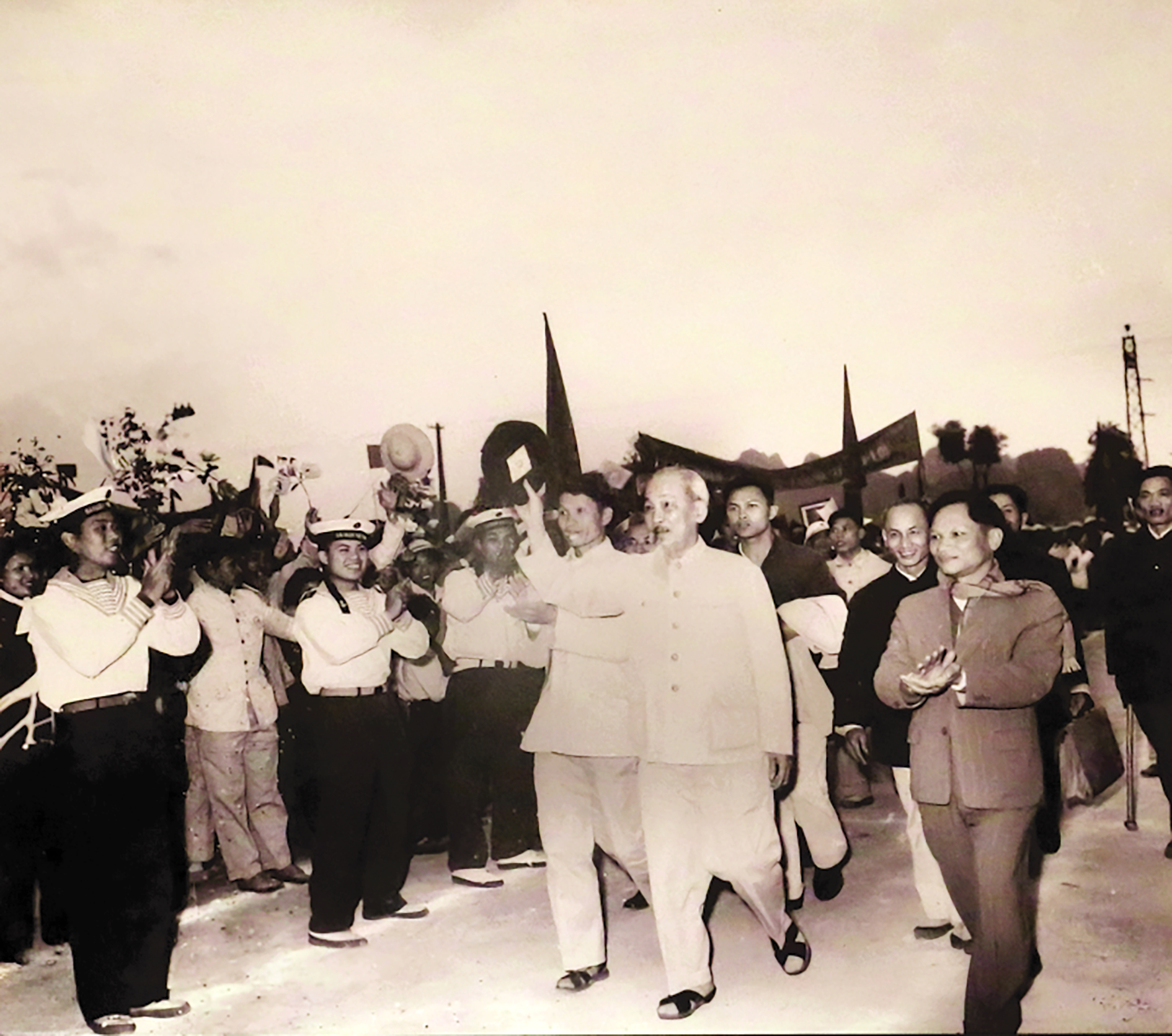 B&aacute;c Hồ về thăm, ăn Tết Ất Tỵ năm 1965 với qu&acirc;n v&agrave; d&acirc;n Quảng Ninh. Ảnh tư liệu.jpg