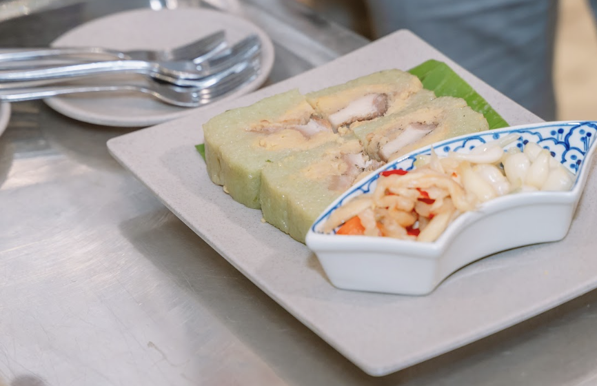 Kh&aacute;ch T&acirc;y ăn Tết ta tại TP HCM, h&agrave;o hứng thưởng thức b&aacute;nh chưng, củ kiệu, nhận tiền l&igrave; x&igrave;- Ảnh 4.