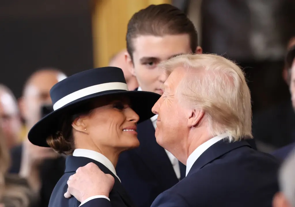 &Ocirc;ng Trump v&agrave; vợ trao nhau "nụ h&ocirc;n gi&oacute;". Ảnh: Kevin Lamarque-Pool/Imagn Images