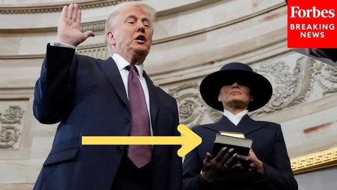&Ocirc;ng Trump kh&ocirc;ng đặt tay tr&aacute;i l&ecirc;n hai cuốn Kinh th&aacute;nh như th&ocirc;ng lệ. Ảnh: Forbes Breaking News