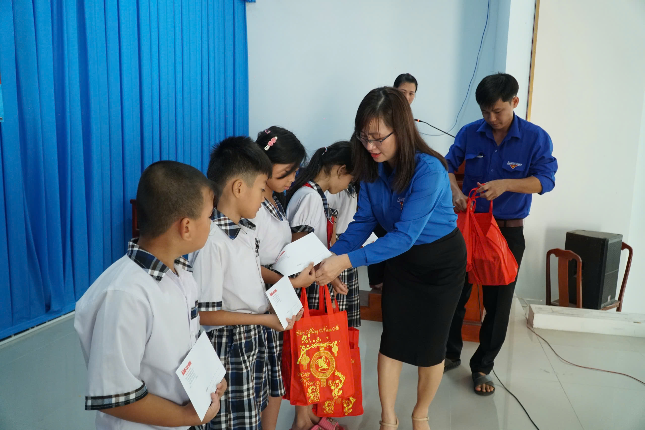Kh&aacute;nh th&agrave;nh "Đường cờ Tổ quốc" v&agrave; tặng suất hỗ trợ học bổng tại Tr&agrave; Vinh - Ảnh 3.