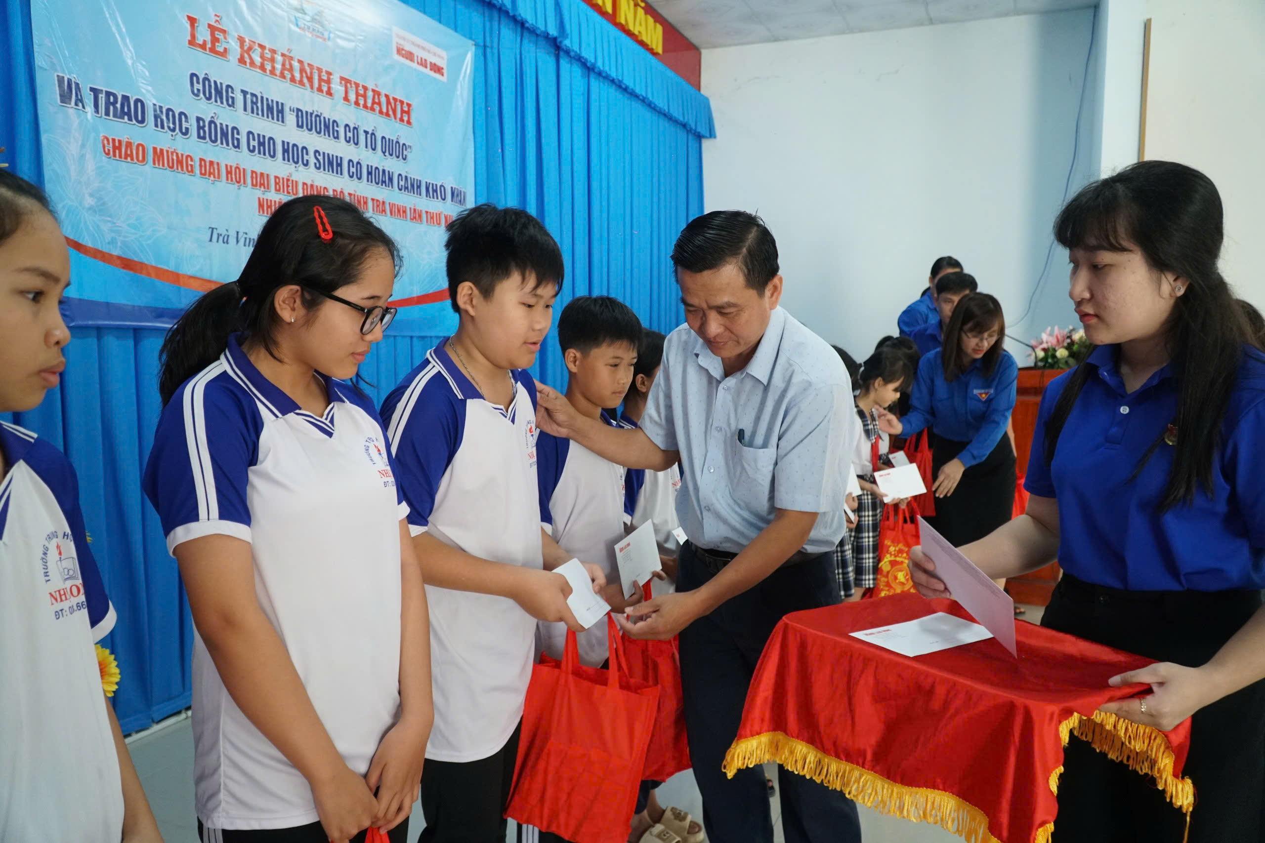 Kh&aacute;nh th&agrave;nh "Đường cờ Tổ quốc" v&agrave; tặng suất hỗ trợ học bổng tại Tr&agrave; Vinh - Ảnh 4.