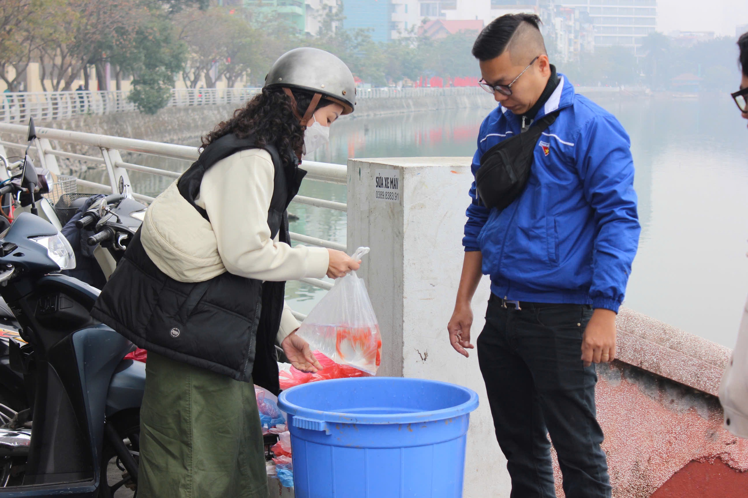 Gom cá chép vào thùng nhựa 180 lít thả xuống sông Hồng để tiễn ông Công, ông Táo về trời- Ảnh 4.