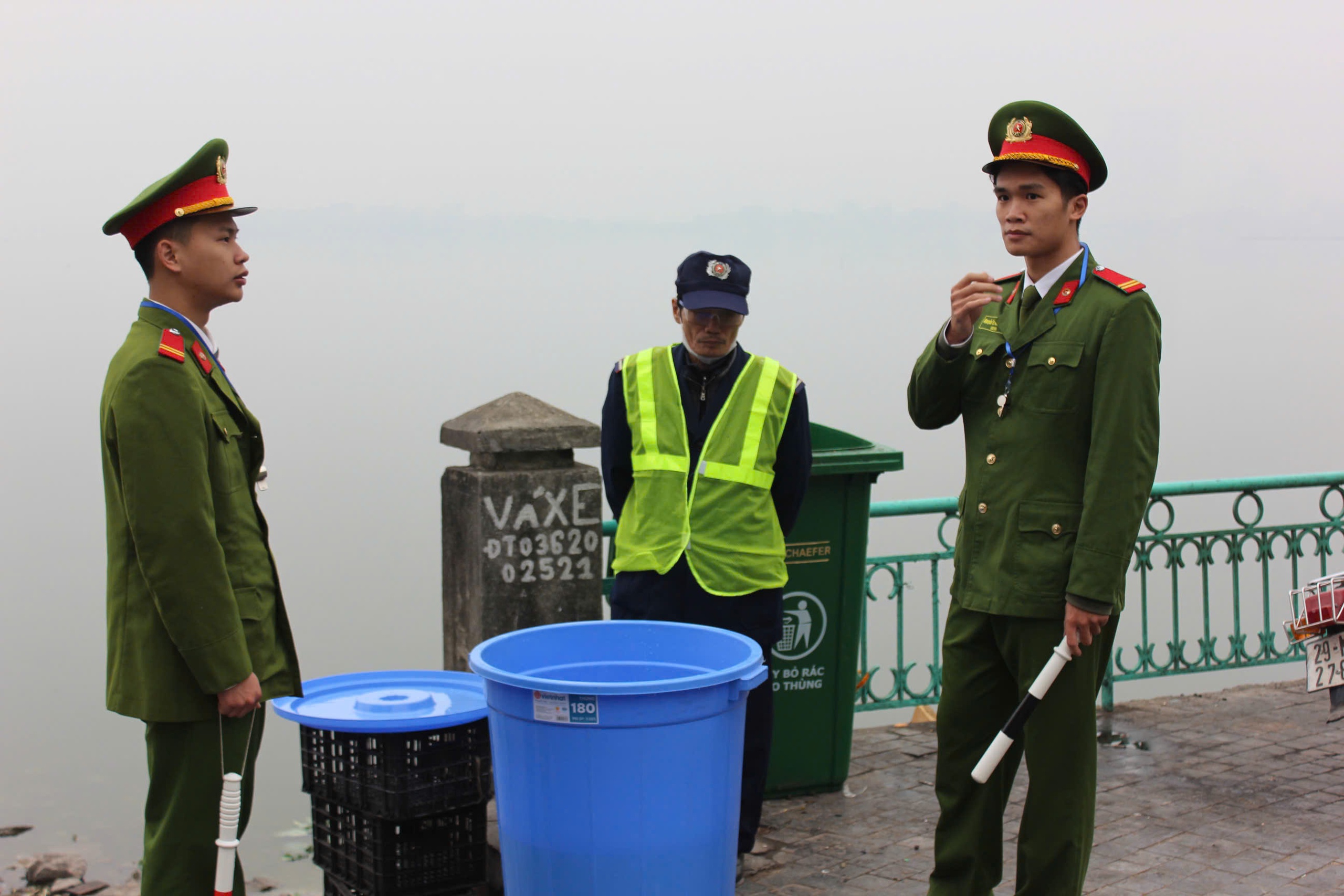 Gom cá chép vào thùng nhựa 180 lít thả xuống sông Hồng để tiễn ông Công, ông Táo về trời- Ảnh 2.