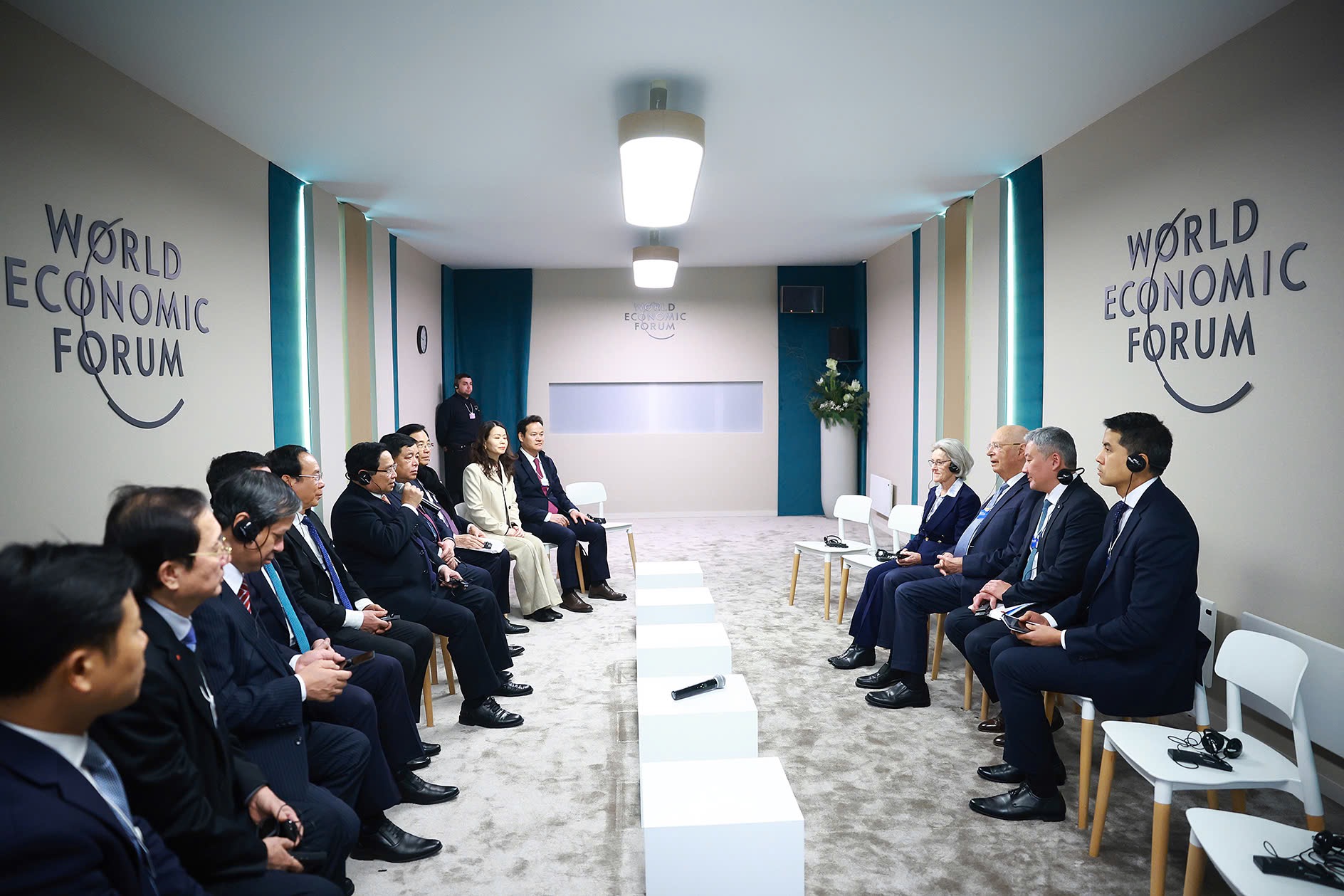 Thủ tướng Chính phủ Phạm Minh Chính tiếp GS Klaus Schwab, nhà sáng lập kiêm Chủ tịch điều hành Diễn đàn Kinh tế Thế giới (WEF) Ảnh: NHẬT BẮC