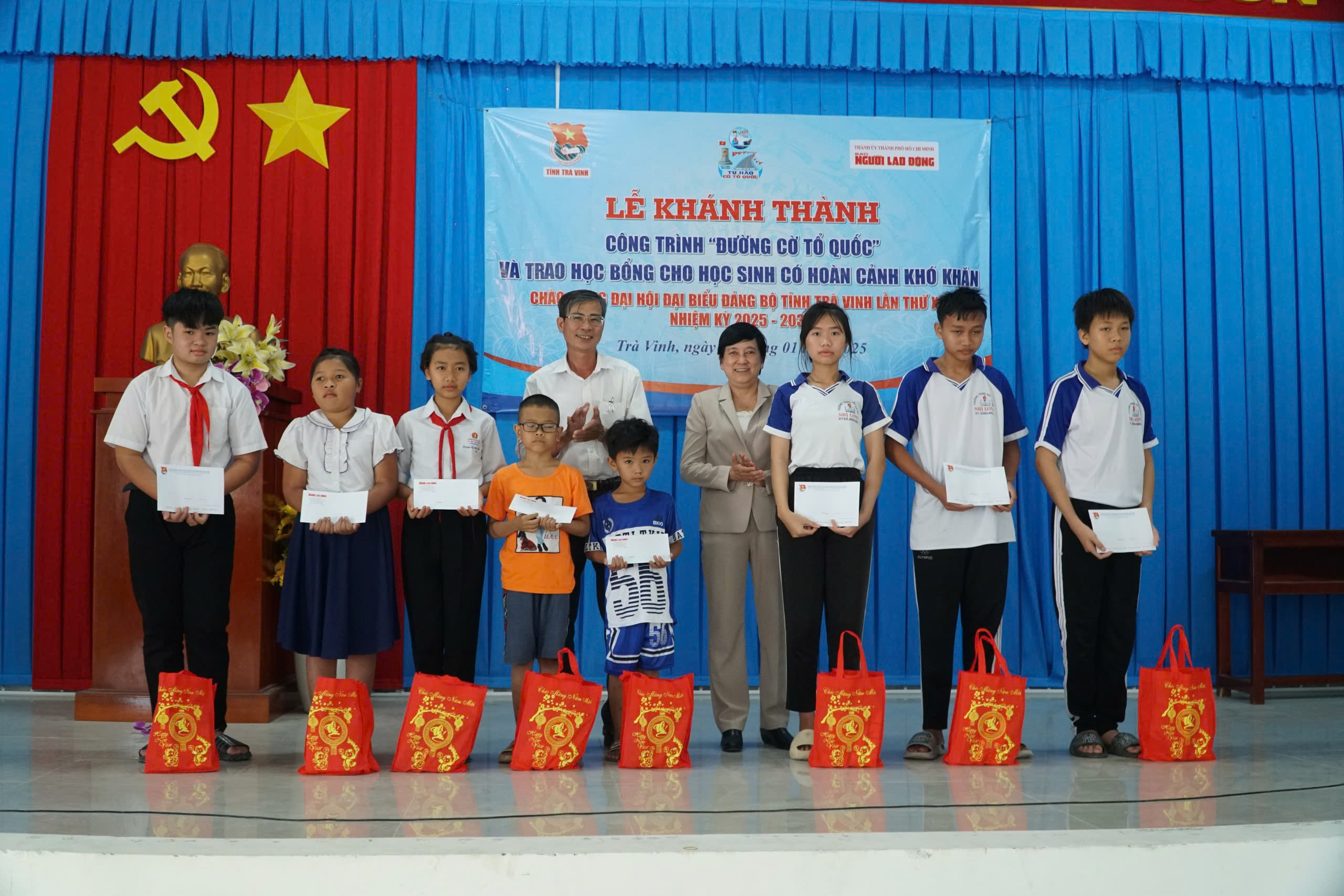 Kh&aacute;nh th&agrave;nh "Đường cờ Tổ quốc" v&agrave; tặng suất hỗ trợ học bổng tại Tr&agrave; Vinh - Ảnh 6.