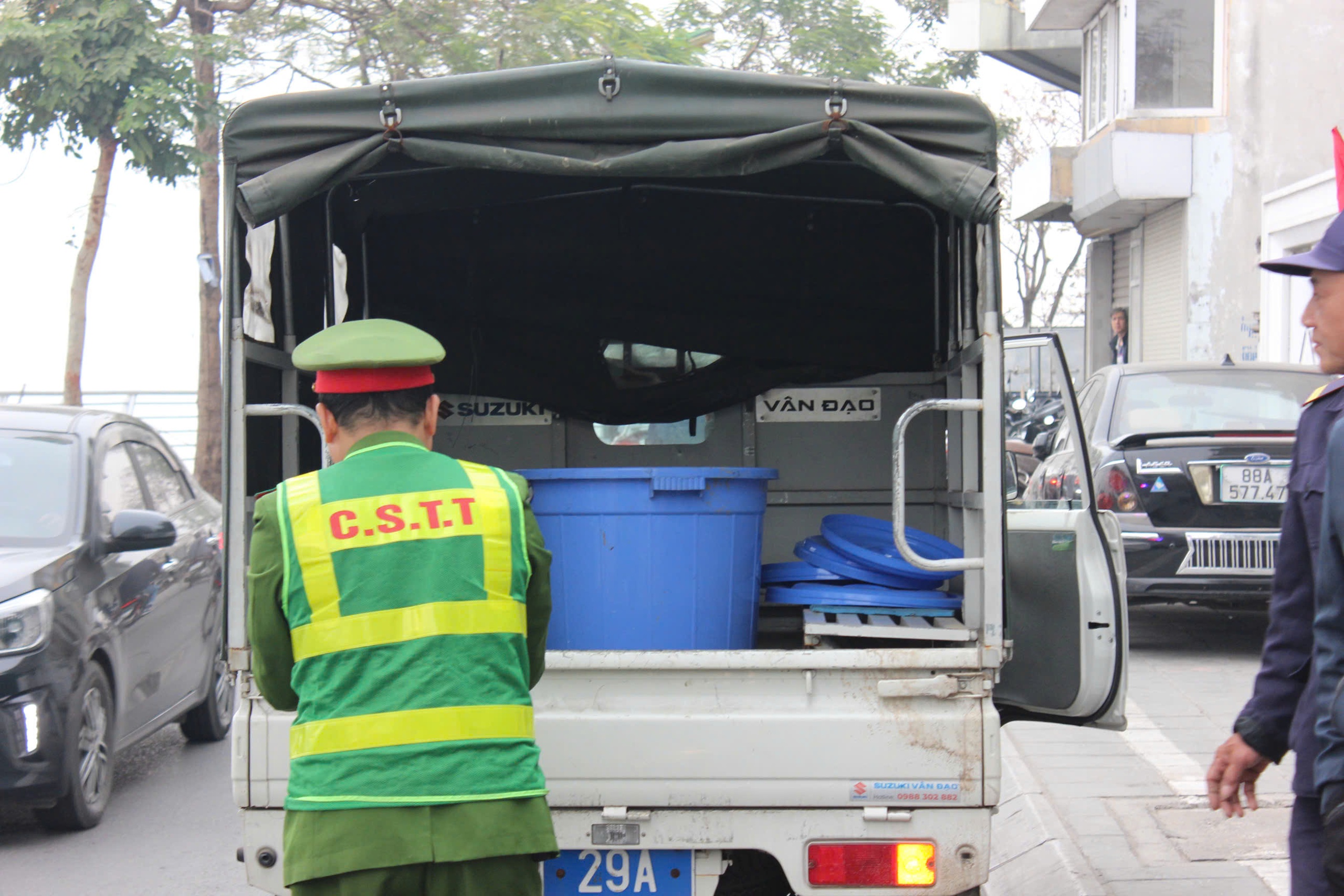 Gom cá chép vào thùng nhựa 180 lít thả xuống sông Hồng để tiễn ông Công, ông Táo về trời- Ảnh 6.