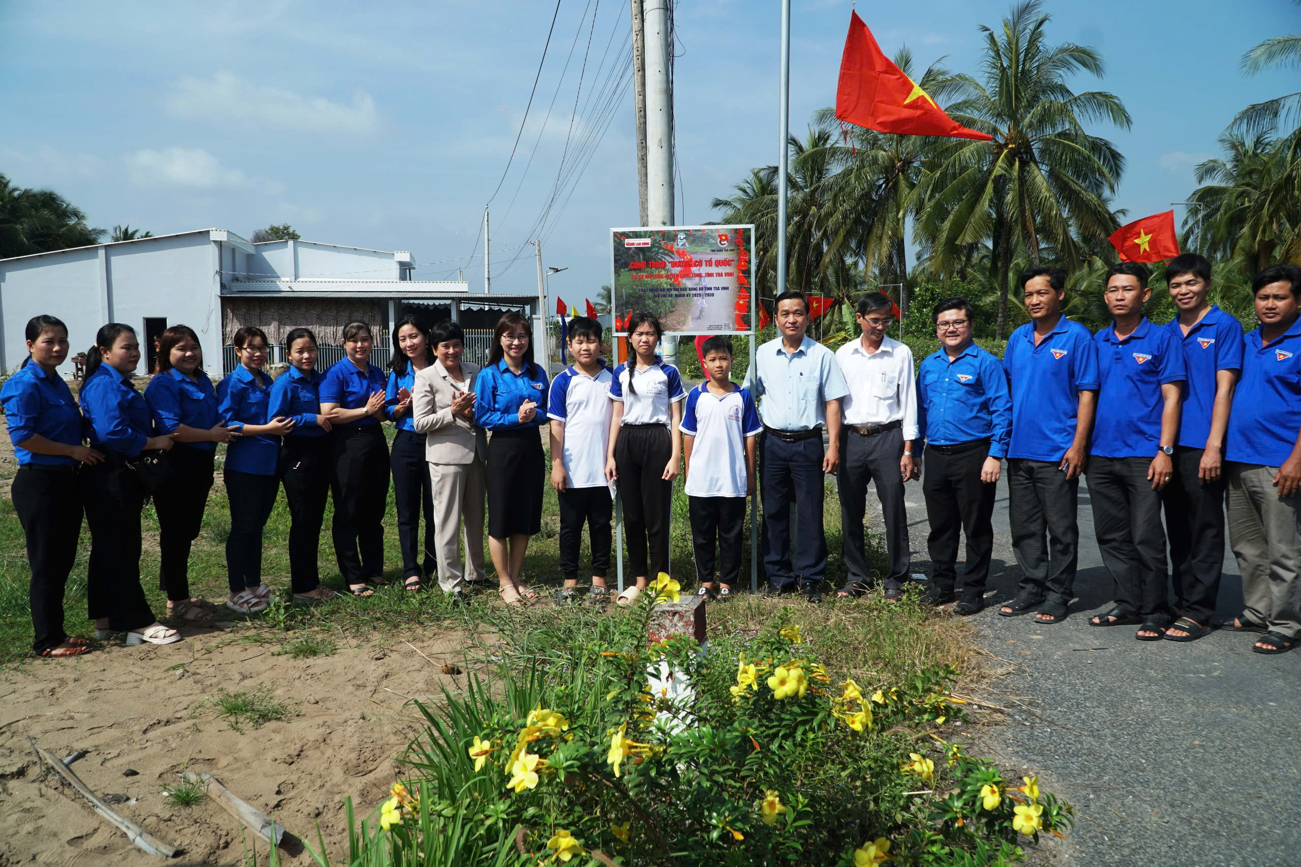 Kh&aacute;nh th&agrave;nh "Đường cờ Tổ quốc" v&agrave; tặng suất hỗ trợ học bổng tại Tr&agrave; Vinh - Ảnh 1.