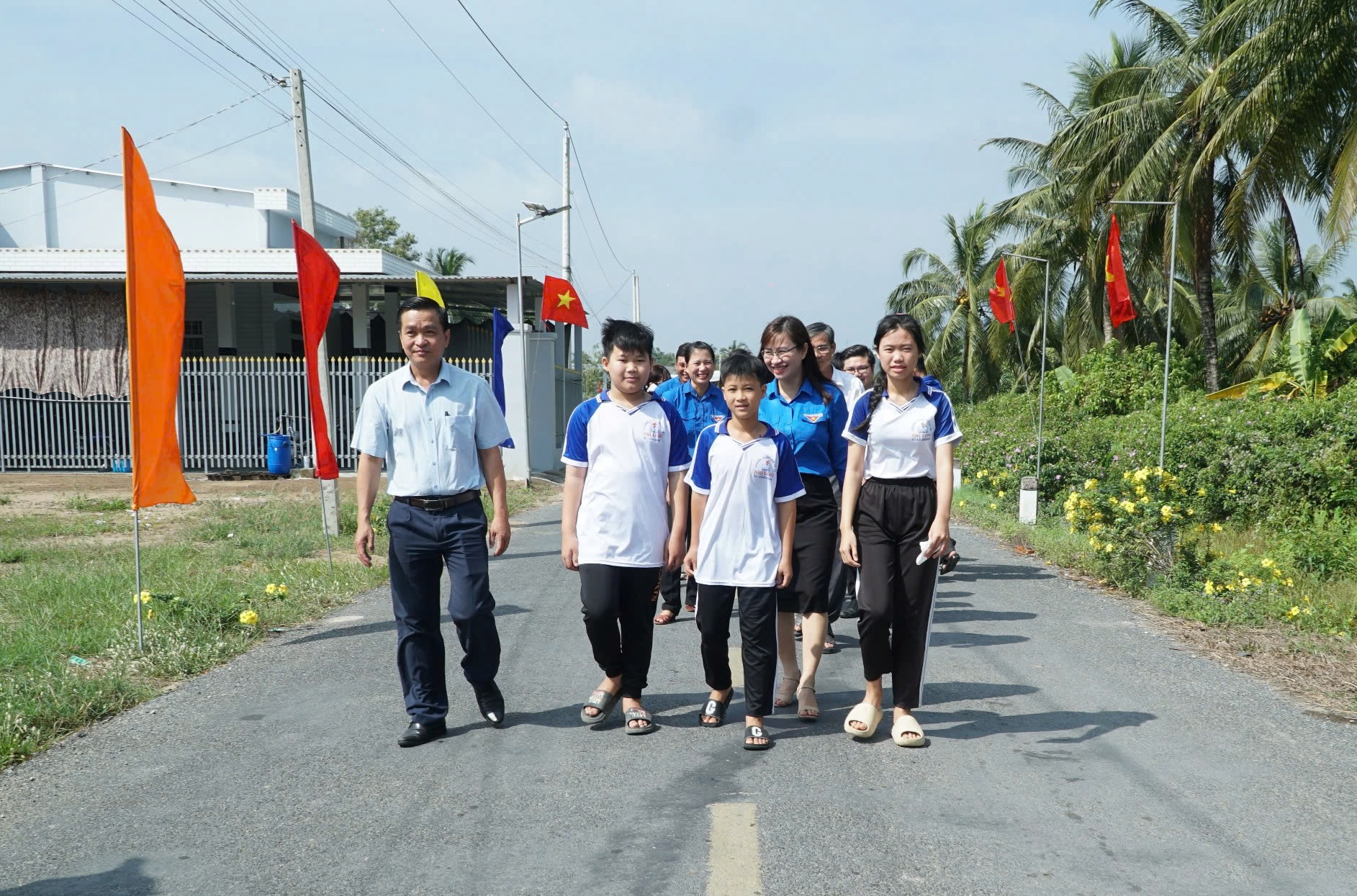 Kh&aacute;nh th&agrave;nh "Đường cờ Tổ quốc" v&agrave; tặng suất hỗ trợ học bổng tại Tr&agrave; Vinh - Ảnh 2.