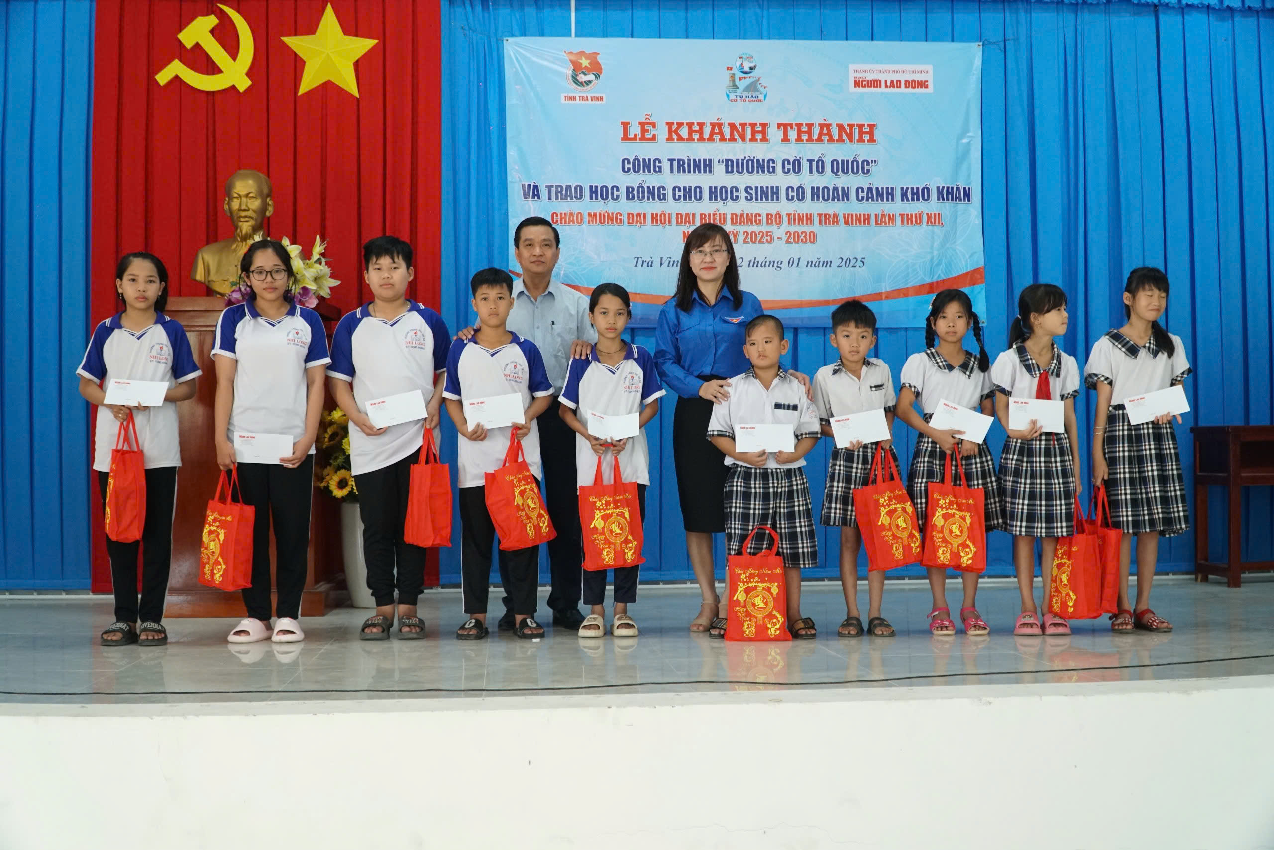 Kh&aacute;nh th&agrave;nh "Đường cờ Tổ quốc" v&agrave; tặng suất hỗ trợ học bổng tại Tr&agrave; Vinh - Ảnh 5.