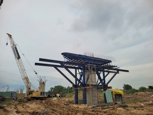 Công nhân thi công tại nút giao Tân Vạn thuộc dự án Vành đai 3 - TP HCM Ảnh: THANH THẢO