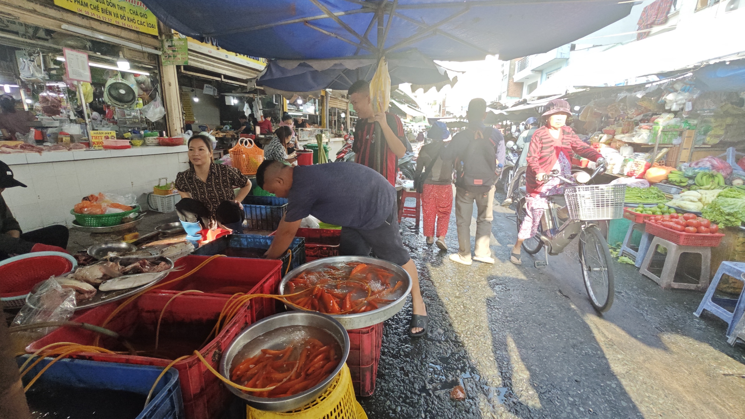 Chợ nh&agrave; gi&agrave;u ở TP HCM b&aacute;n c&aacute; ch&eacute;p mi ni ng&agrave;y 23 th&aacute;ng Chạp- Ảnh 1.