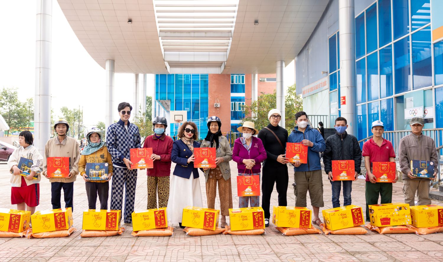 D&agrave;n nghệ sĩ về Quảng Ng&atilde;i trao qu&agrave; Tết cho người khuyết tật- Ảnh 6.
