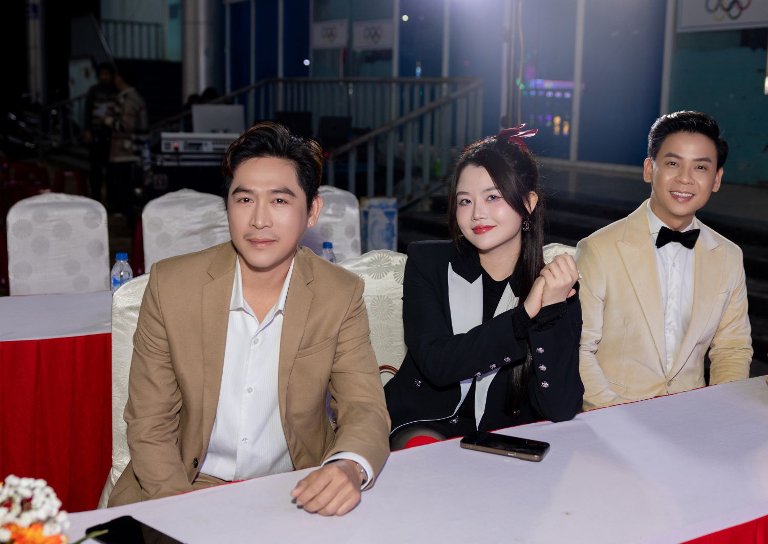 D&agrave;n nghệ sĩ về Quảng Ng&atilde;i trao qu&agrave; Tết cho người khuyết tật- Ảnh 7.