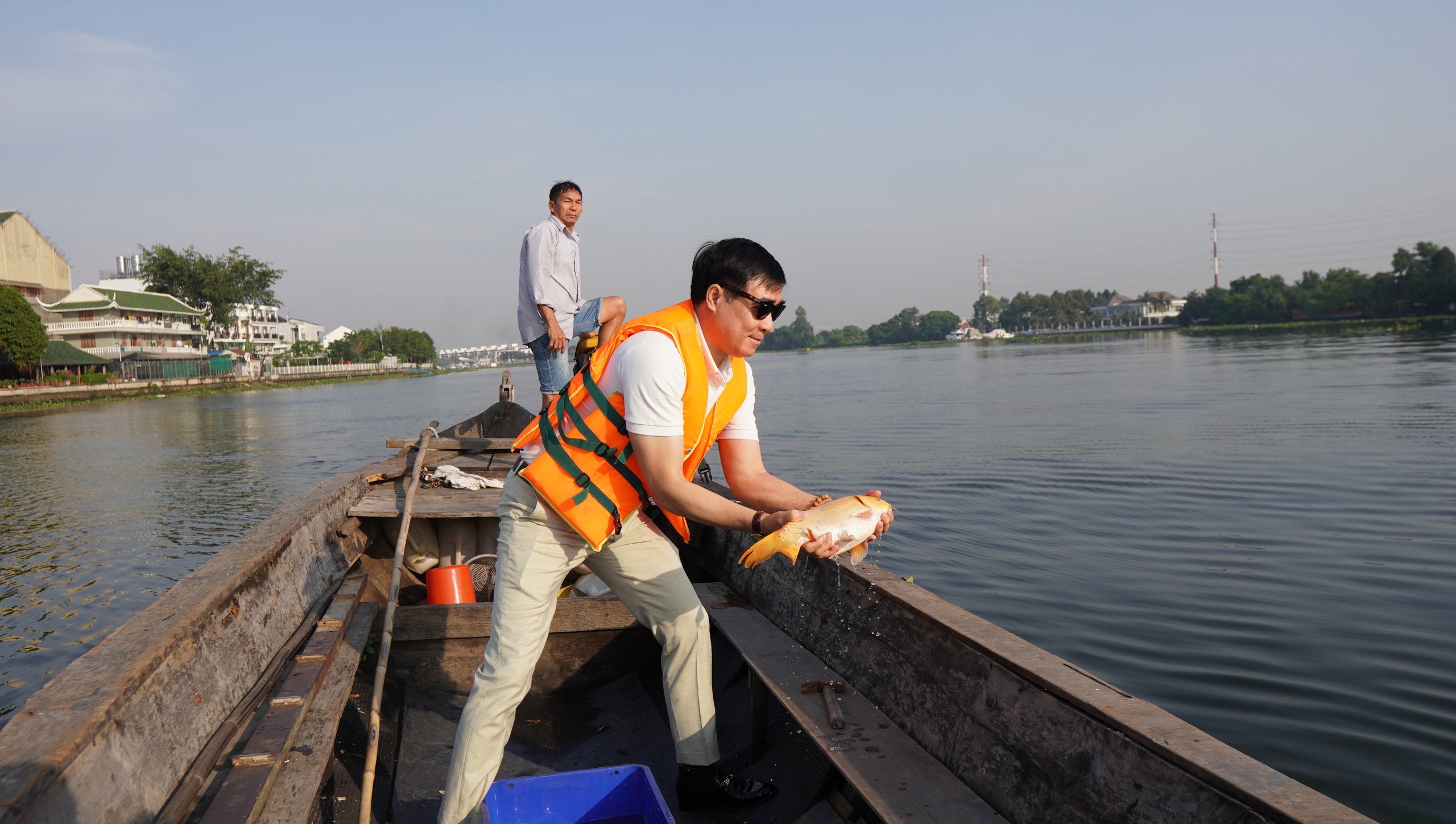 TP HCM: T&agrave;u tuần tra chặn nạn k&iacute;ch điện khi thả c&aacute; ch&eacute;p tiễn &ocirc;ng T&aacute;o- Ảnh 5.