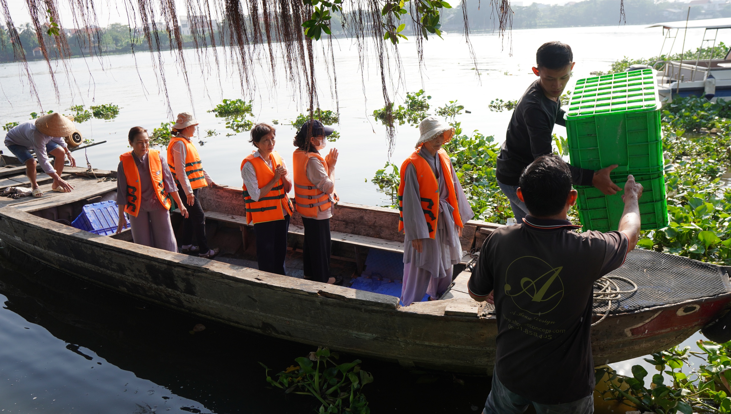 TP HCM: T&agrave;u tuần tra chặn nạn k&iacute;ch điện khi thả c&aacute; ch&eacute;p tiễn &ocirc;ng T&aacute;o- Ảnh 2.