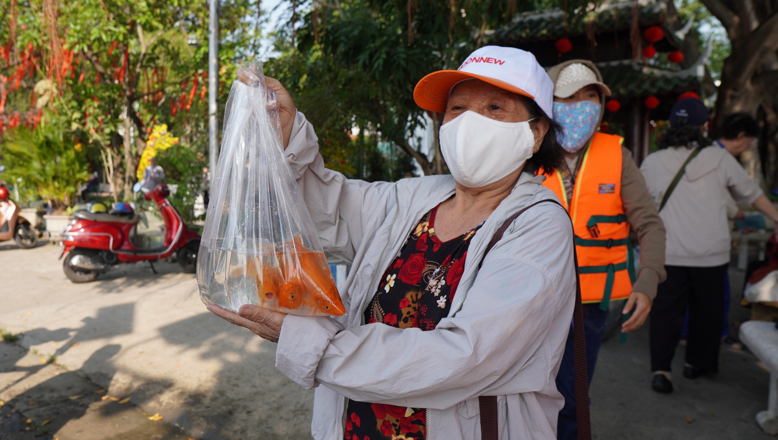 TP HCM: T&agrave;u tuần tra chặn nạn k&iacute;ch điện khi thả c&aacute; ch&eacute;p tiễn &ocirc;ng T&aacute;o- Ảnh 8.