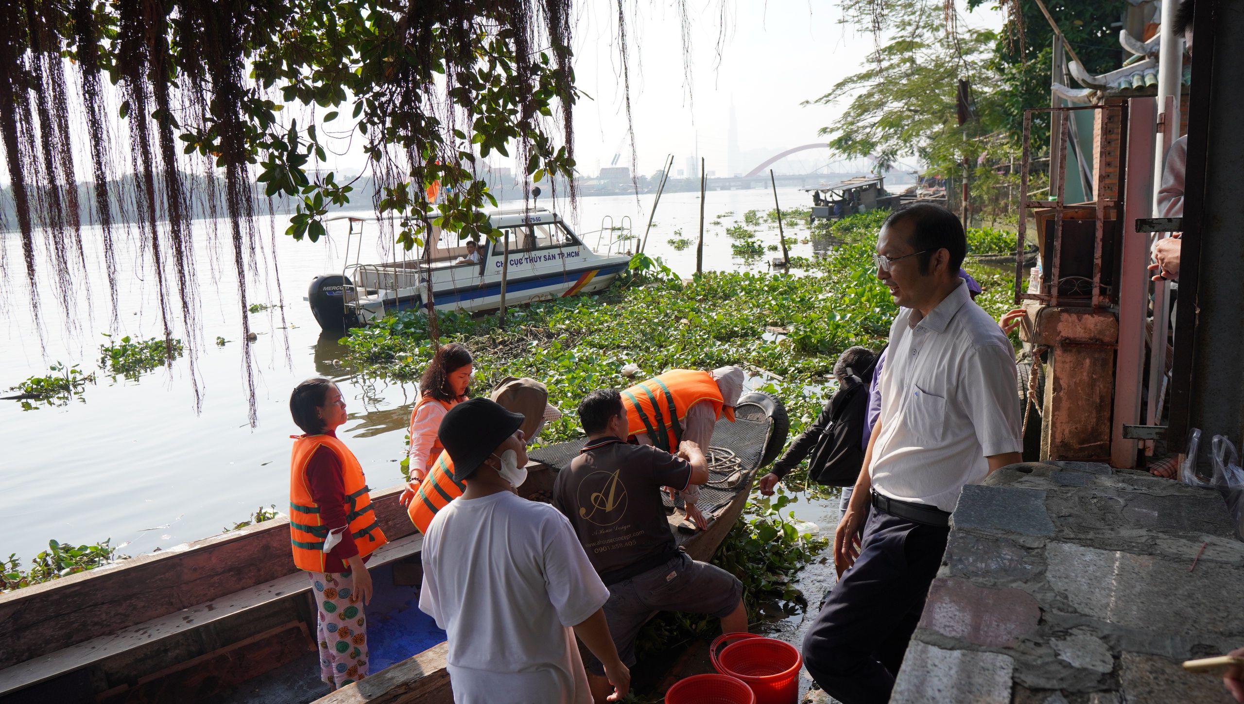 TP HCM: T&agrave;u tuần tra chặn nạn k&iacute;ch điện khi thả c&aacute; ch&eacute;p tiễn &ocirc;ng T&aacute;o- Ảnh 1.