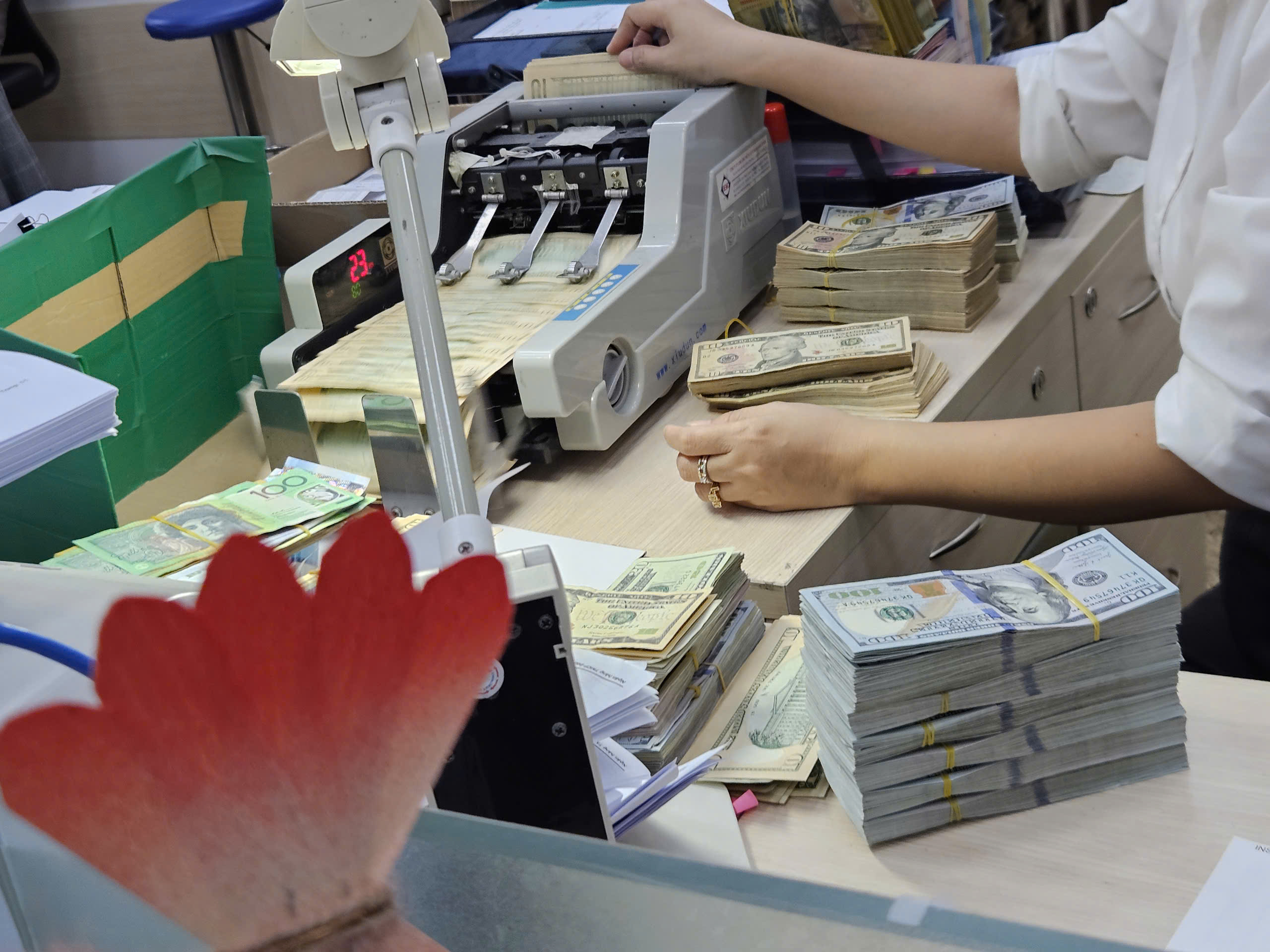 Giá USD tự do giảm mạnh , thủng mốc 27 . 000 Đồng: Thông tin mới nhất - Ảnh 2.