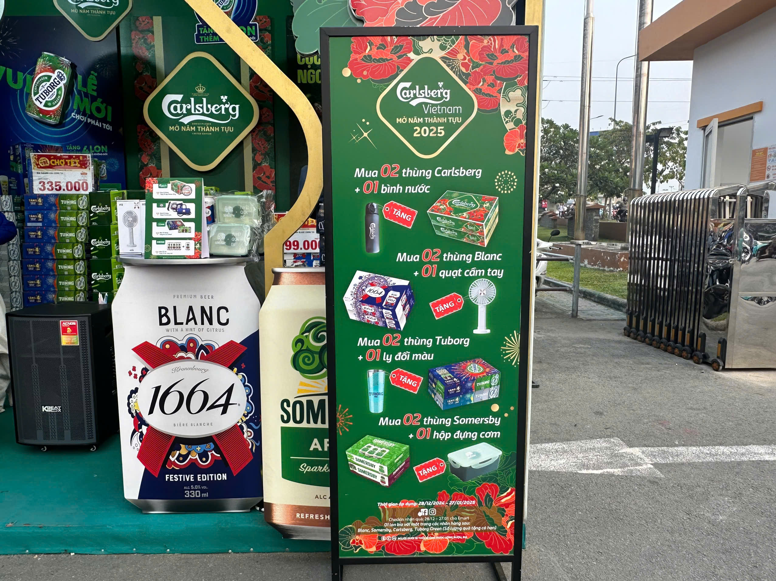 Bia Tết, nước ngọt tr&agrave;n xuống phố, gi&aacute; giảm s&acirc;u- Ảnh 5.