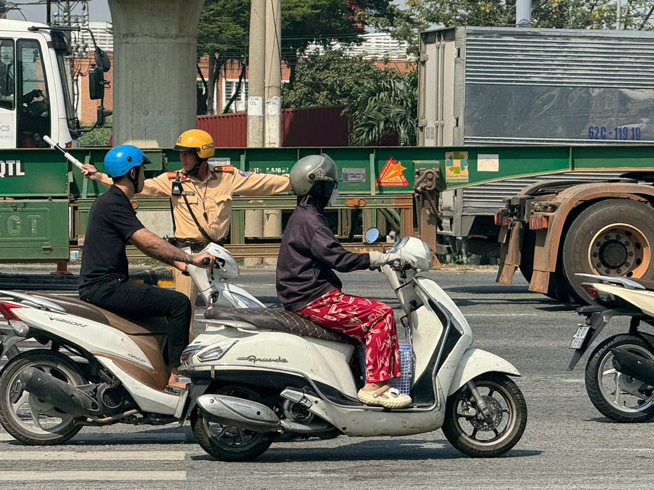 Cảnh s&aacute;t giao th&ocirc;ng TP HCM l&yacute; giải nguy&ecirc;n nh&acirc;n kẹt xe tr&ecirc;n đường V&otilde; Nguy&ecirc;n Gi&aacute;p- Ảnh 1.