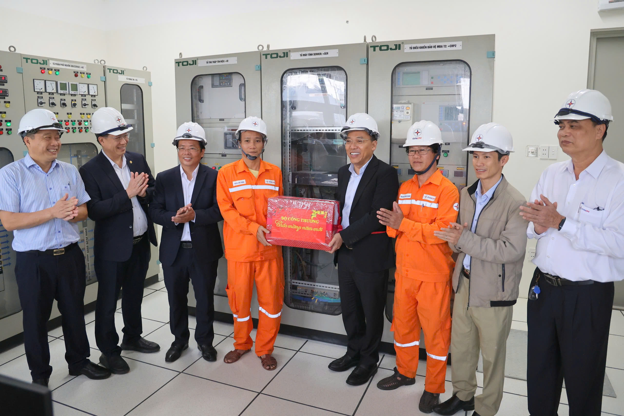 Thứ trưởng Bộ C&ocirc;ng thương l&agrave;m việc với EVNCPC về bảo đảm điện Tết Ất Tỵ 2025- Ảnh 3.