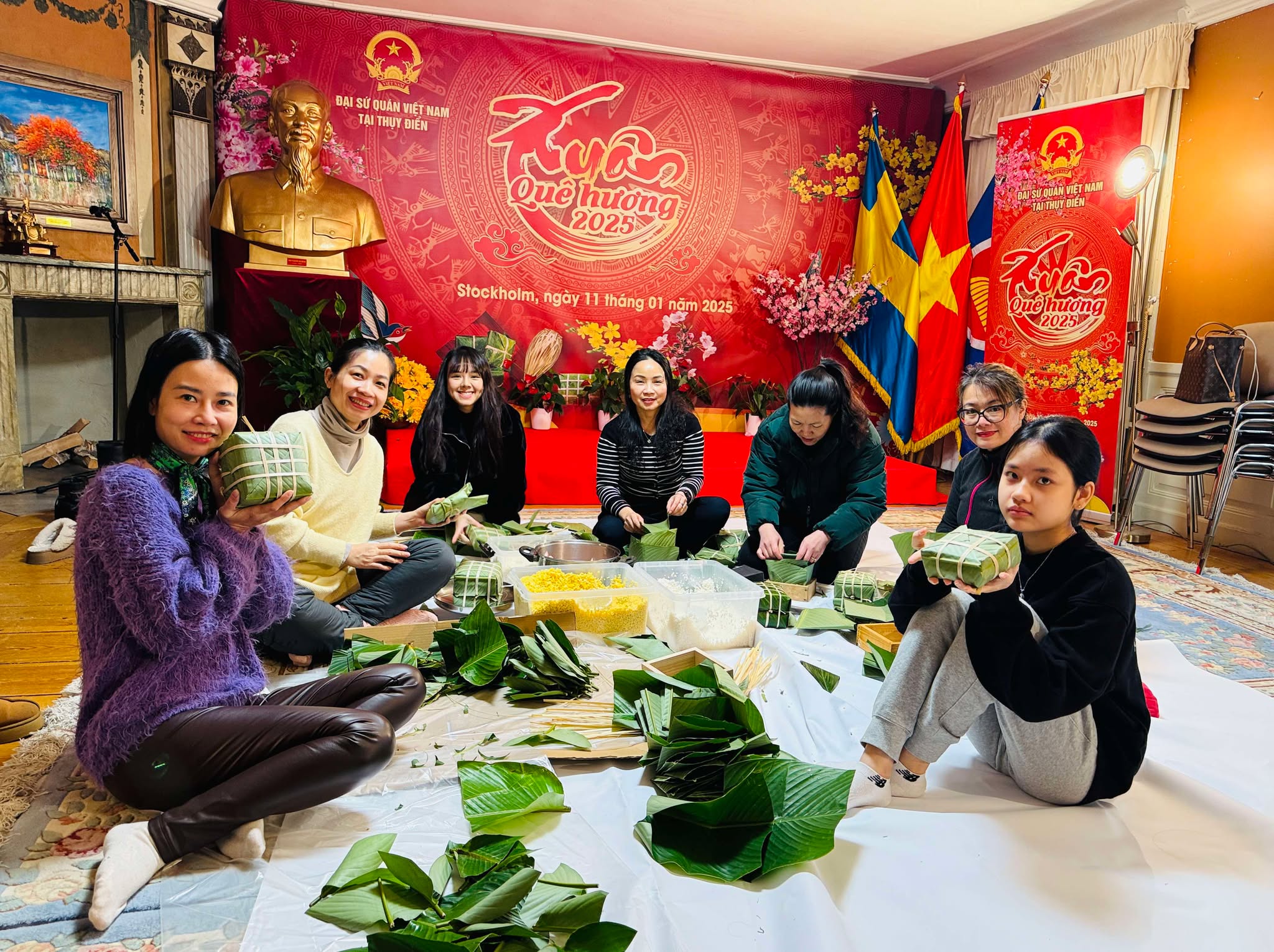 Người Việt xa quê tham gia gói bánh chưng trong hoạt động do Đại sứ quán Việt Nam tại Thụy Điển tổ chức Ảnh: ĐẠI SỨ QUÁN VIỆT NAM TẠI THỤY ĐIỂN