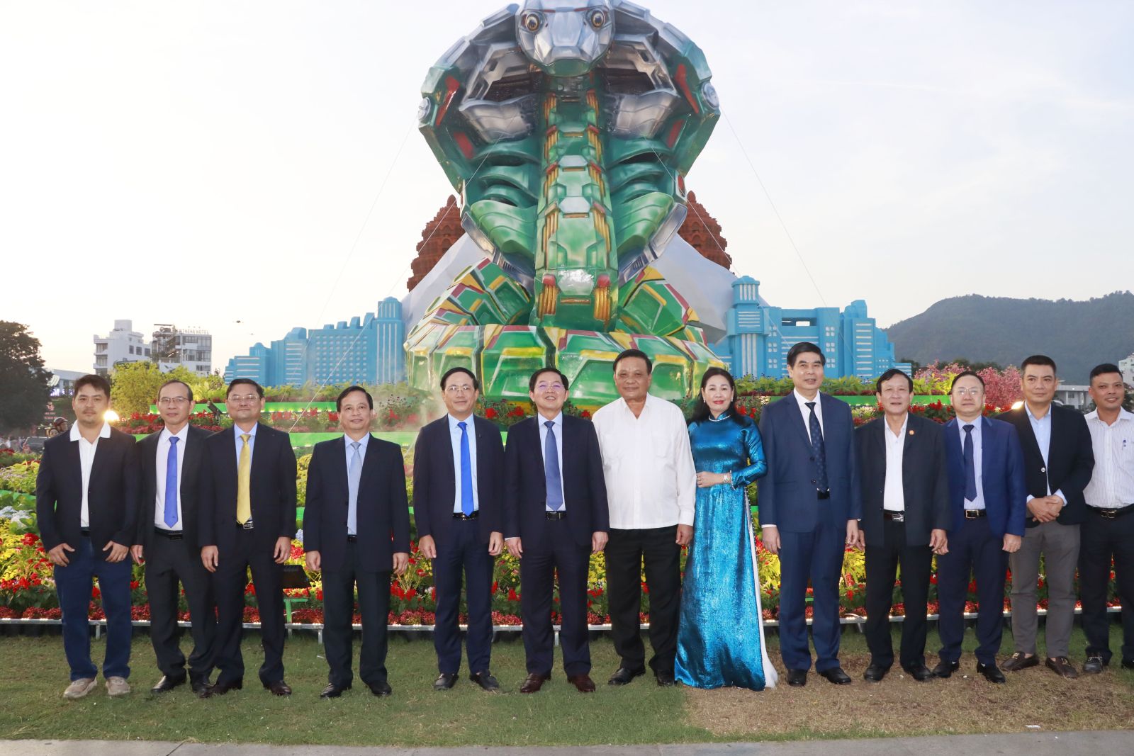 B&igrave;nh Định tr&igrave;nh diễn &aacute;nh s&aacute;ng bằng drone kết hợp bắn ph&aacute;o hoa đ&ecirc;m giao thừa- Ảnh 1.