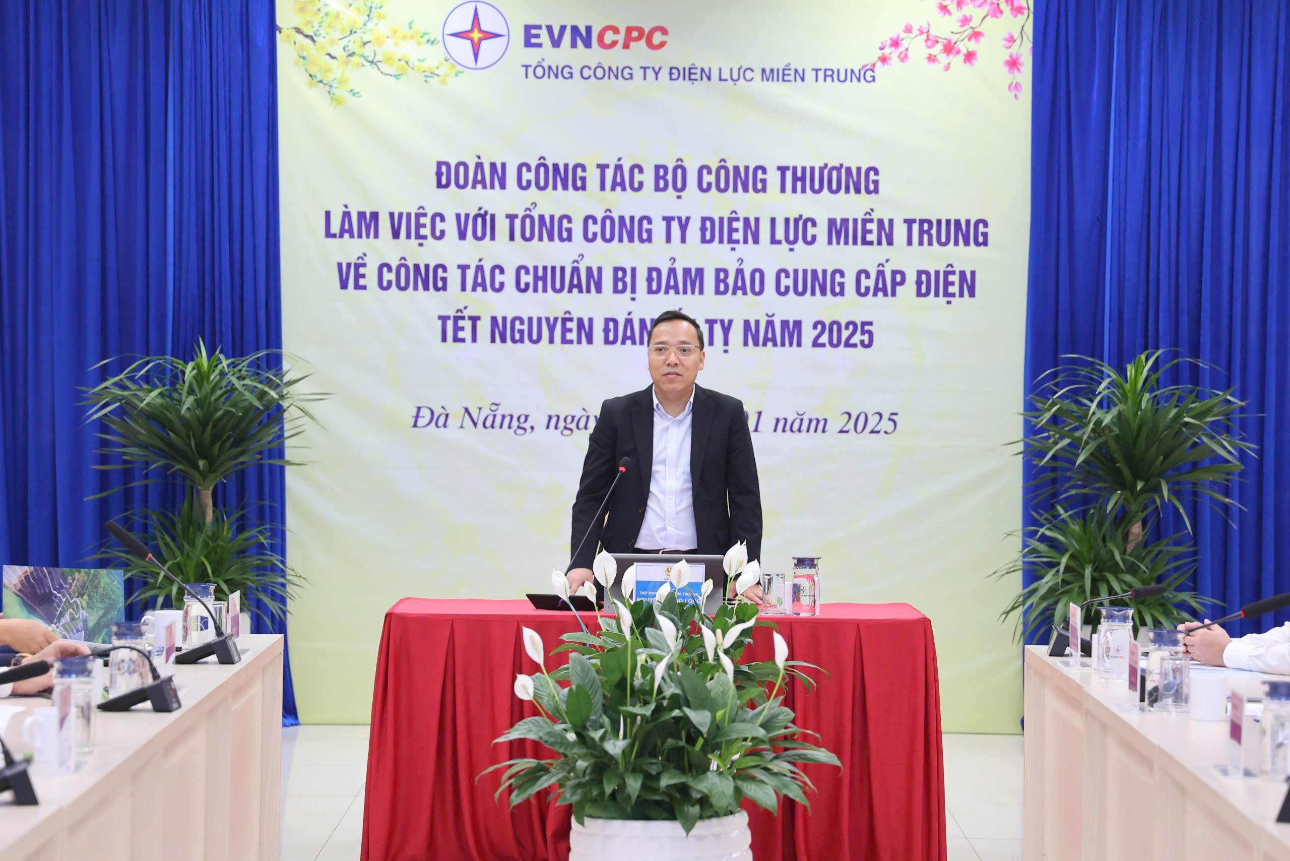 Thứ trưởng Bộ C&ocirc;ng thương l&agrave;m việc với EVNCPC về bảo đảm điện Tết Ất Tỵ 2025- Ảnh 1.