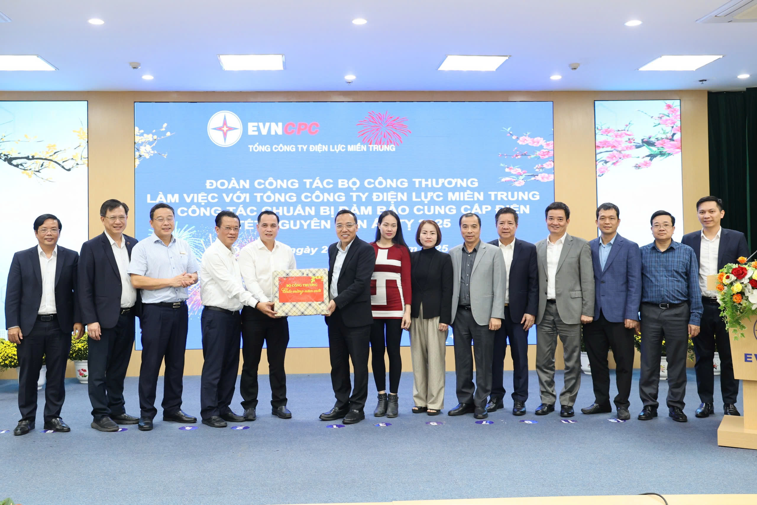 Thứ trưởng Bộ C&ocirc;ng thương l&agrave;m việc với EVNCPC về bảo đảm điện Tết Ất Tỵ 2025- Ảnh 4.