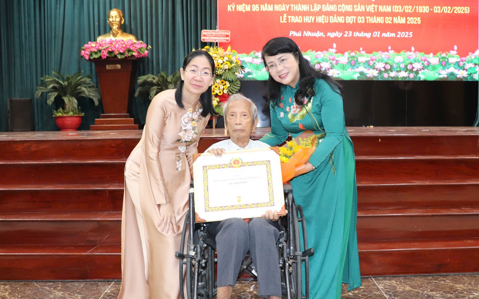 Trung tướng Mai Hoàng trao Huy hiệu Đảng tại phường Tân Sơn Hoà- Ảnh 8.