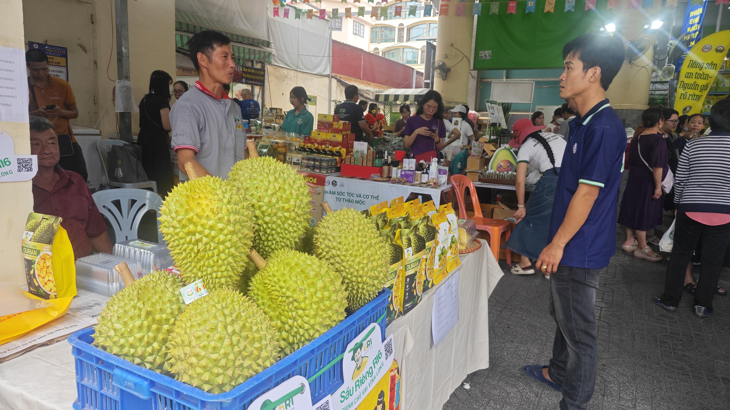 B&agrave; nội trợ chen nhau mua hết 600 kg sầu ri&ecirc;ng Ri 6 &ldquo;ch&iacute;nh chủ&rdquo; tại chợ phi&ecirc;n cuối năm - Ảnh 2.