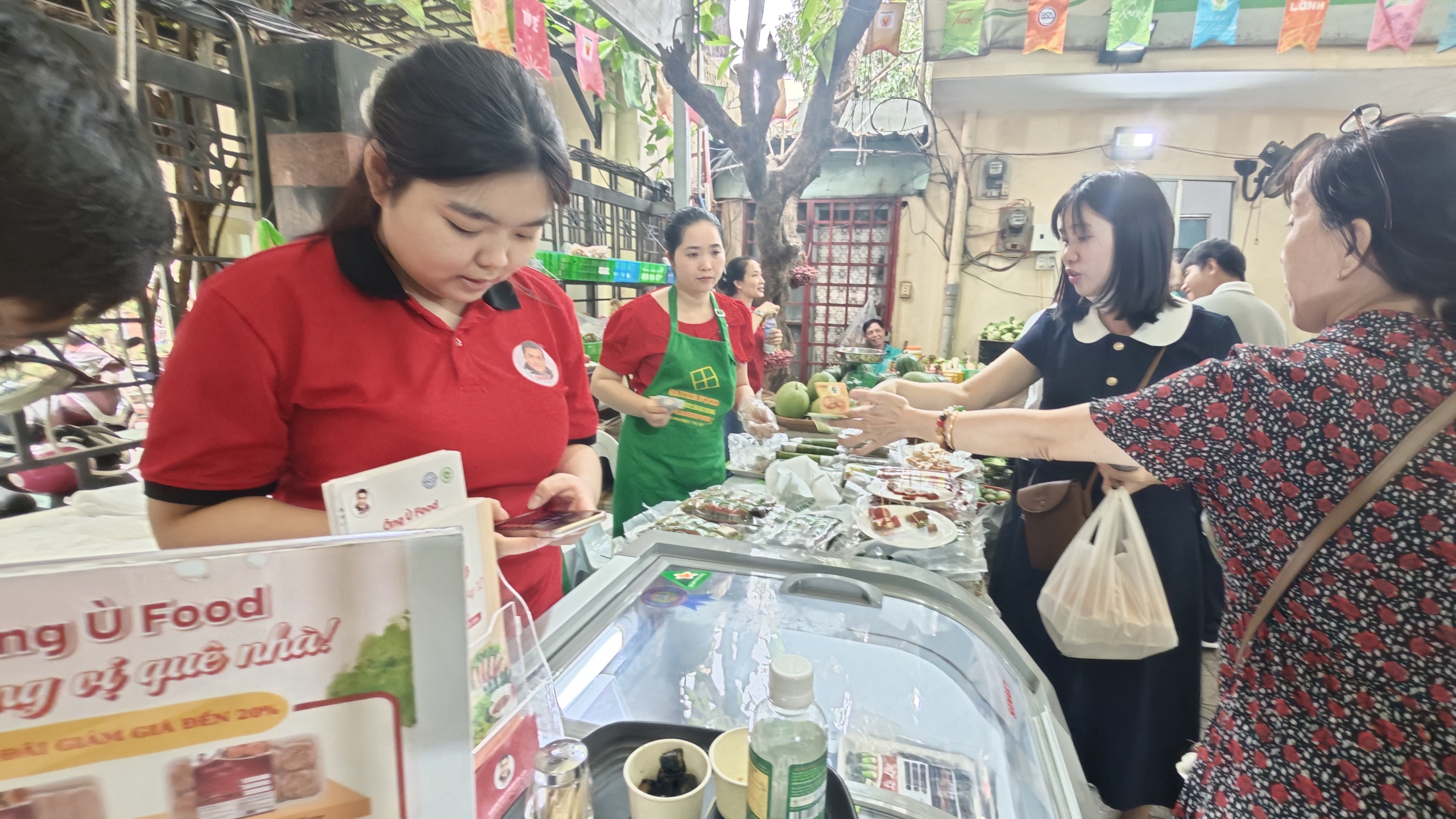 B&agrave; nội trợ chen nhau mua hết 600 kg sầu ri&ecirc;ng Ri 6 &ldquo;ch&iacute;nh chủ&rdquo; tại chợ phi&ecirc;n cuối năm - Ảnh 3.