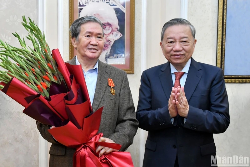 Tổng B&iacute; thư T&ocirc; L&acirc;m trao Hu&acirc;n chương Hồ Ch&iacute; Minh tặng &ocirc;ng Đinh Thế Huynh- Ảnh 3.