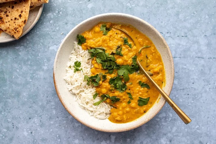 M&oacute;n Masala Dal truyền thống của Ấn Độ, được chế biến từ c&aacute;c loại đậu lăng (dal) kết hợp với một hỗn hợp gia vị đặc biệt gọi l&agrave; masala. Ảnh: thespruceeats.com