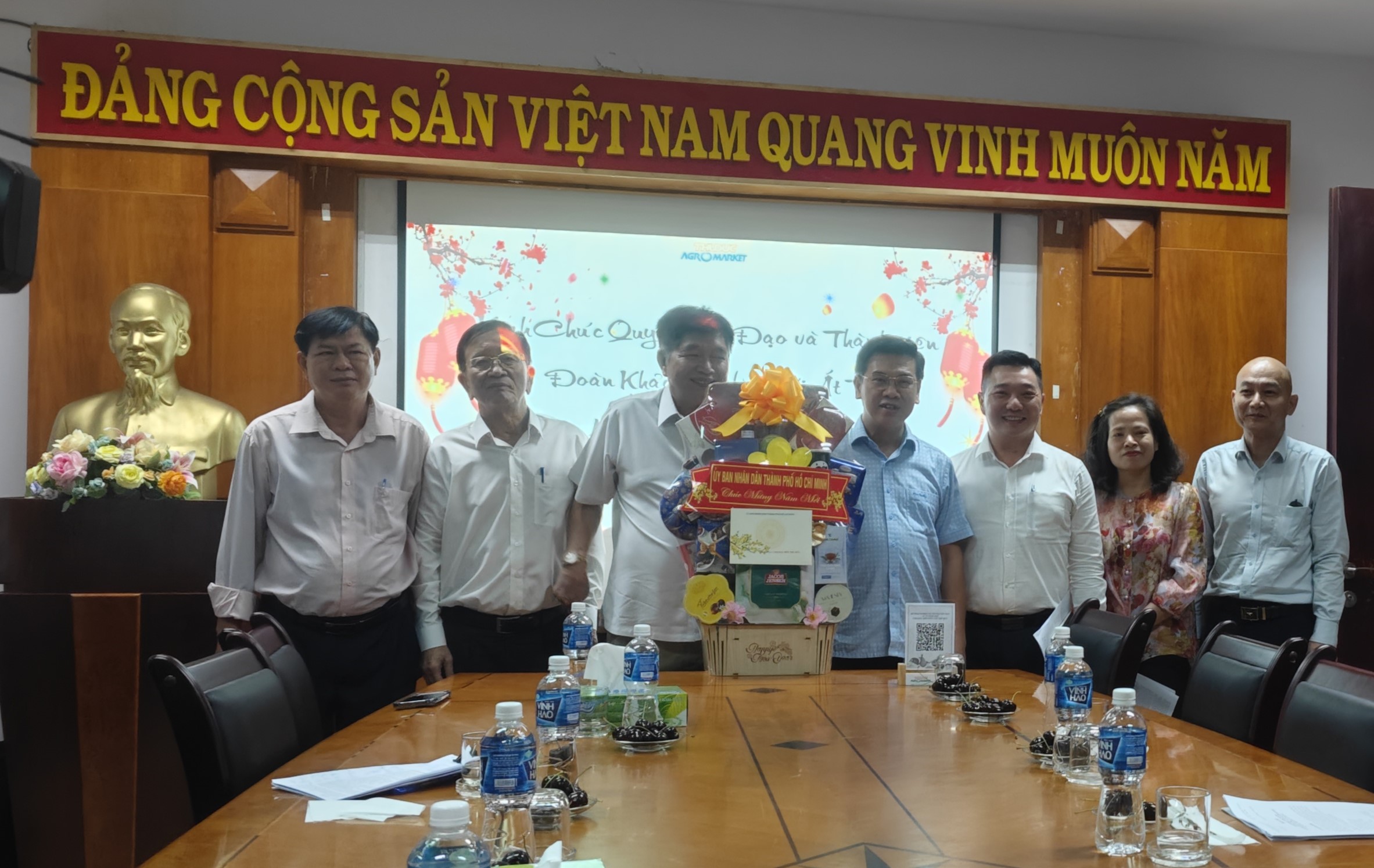 Cận cảnh chợ đầu mối ở TP HCM đ&ecirc;m 23 rạng s&aacute;ng 24 Tết  - Ảnh 1.
