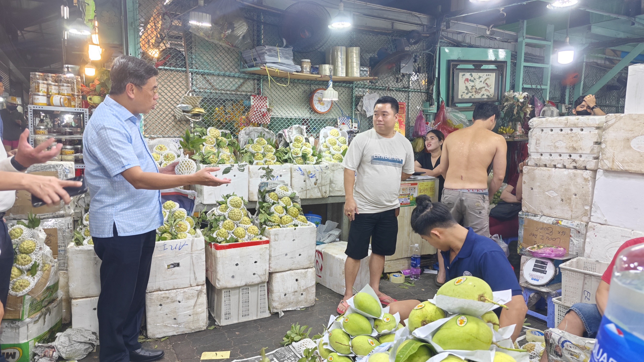 Cận cảnh chợ đầu mối ở TP HCM đ&ecirc;m 23 rạng s&aacute;ng 24 Tết  - Ảnh 2.