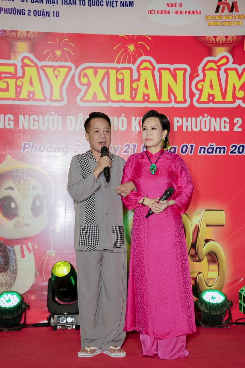 Việt Hương mang "Ngày xuân ấm áp" đến bà con khó khăn
- Ảnh 2.