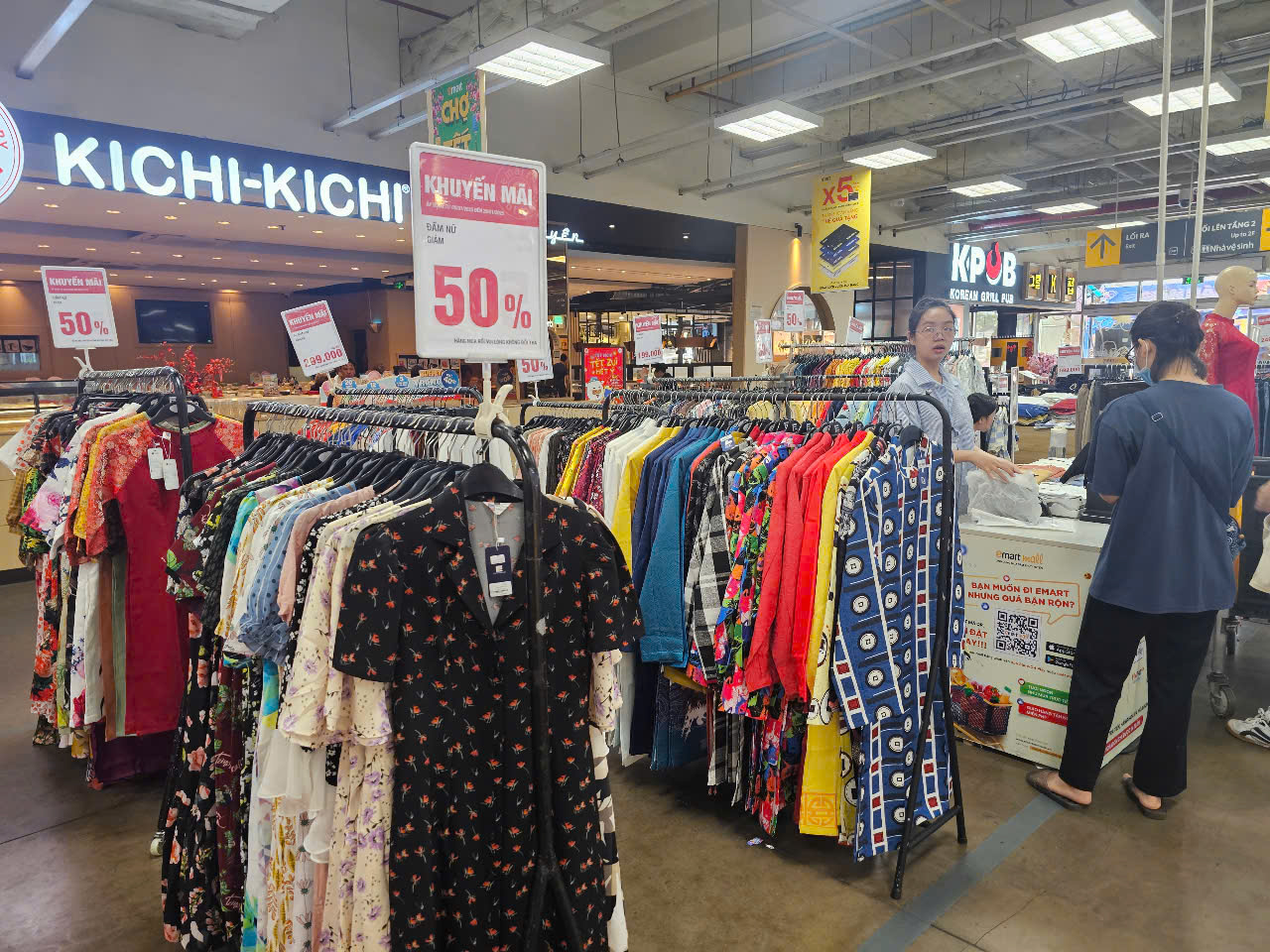 H&igrave;nh ảnh kh&aacute;c lạ ở c&aacute;c đại si&ecirc;u thị tại TP HCM ng&agrave;y cận Tết- Ảnh 26.