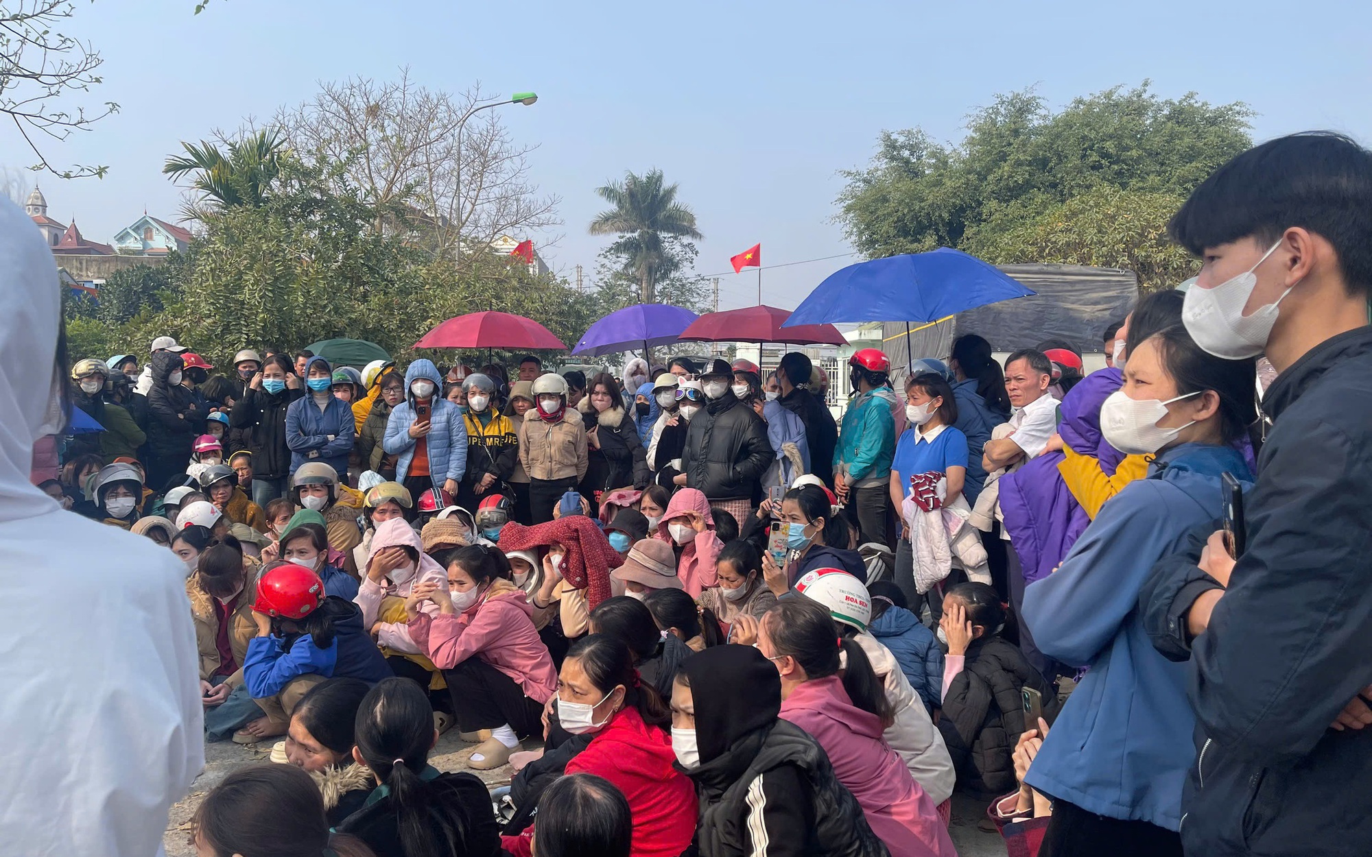 Hàng trăm công nhân ngưng việc, yêu cầu trả lương thưởng tháng 13