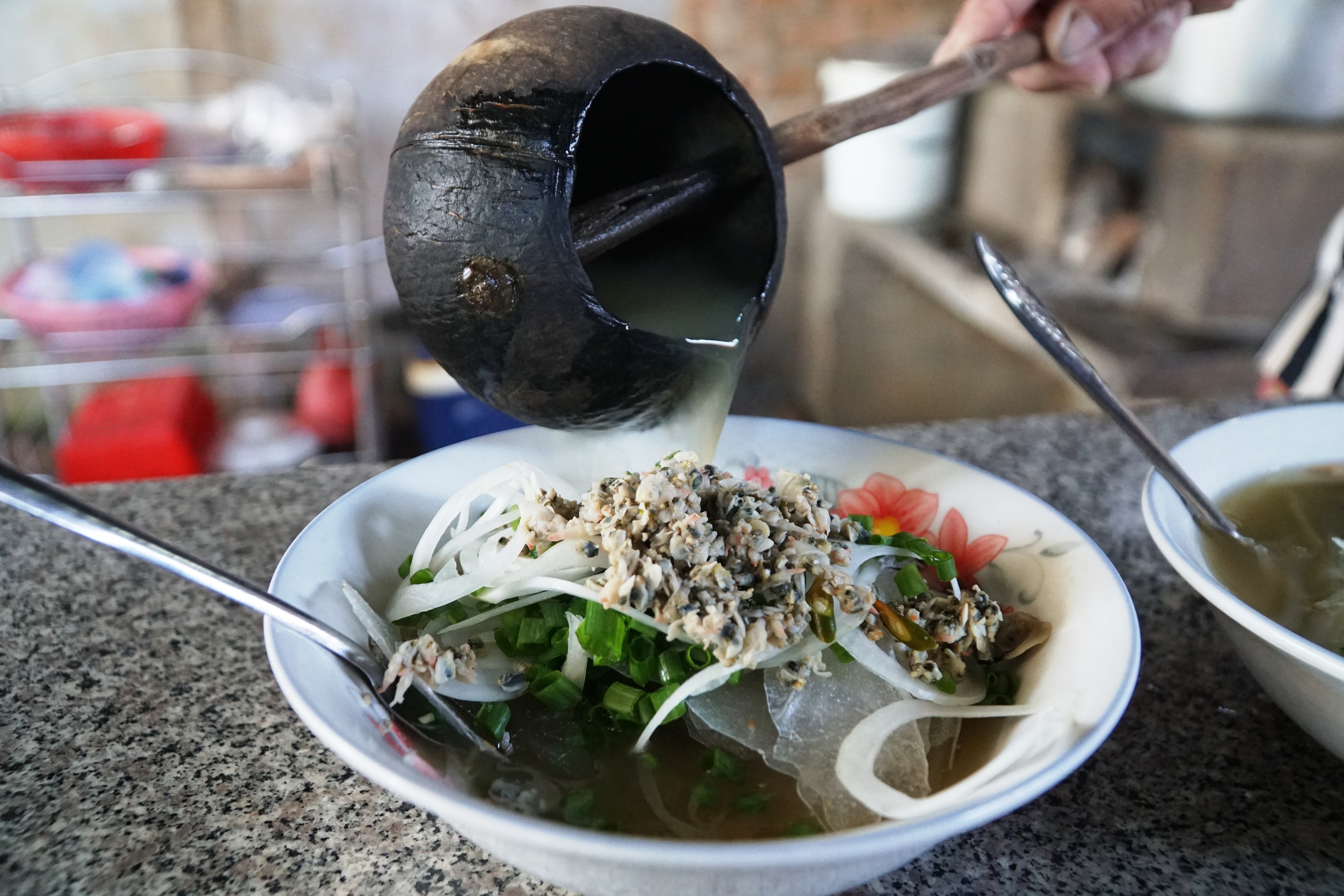 D&ugrave;ng g&aacute;o dừa m&uacute;c don cho kh&aacute;ch.