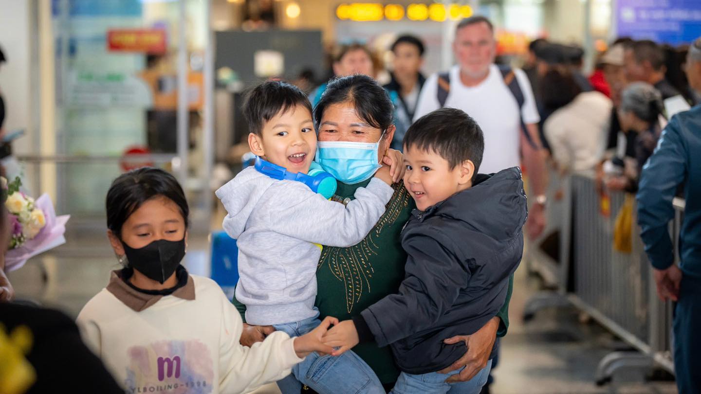 Nụ cười đo&agrave;n vi&ecirc;n tại s&acirc;n bay trong ng&agrave;y cao điểm Tết- Ảnh 4.