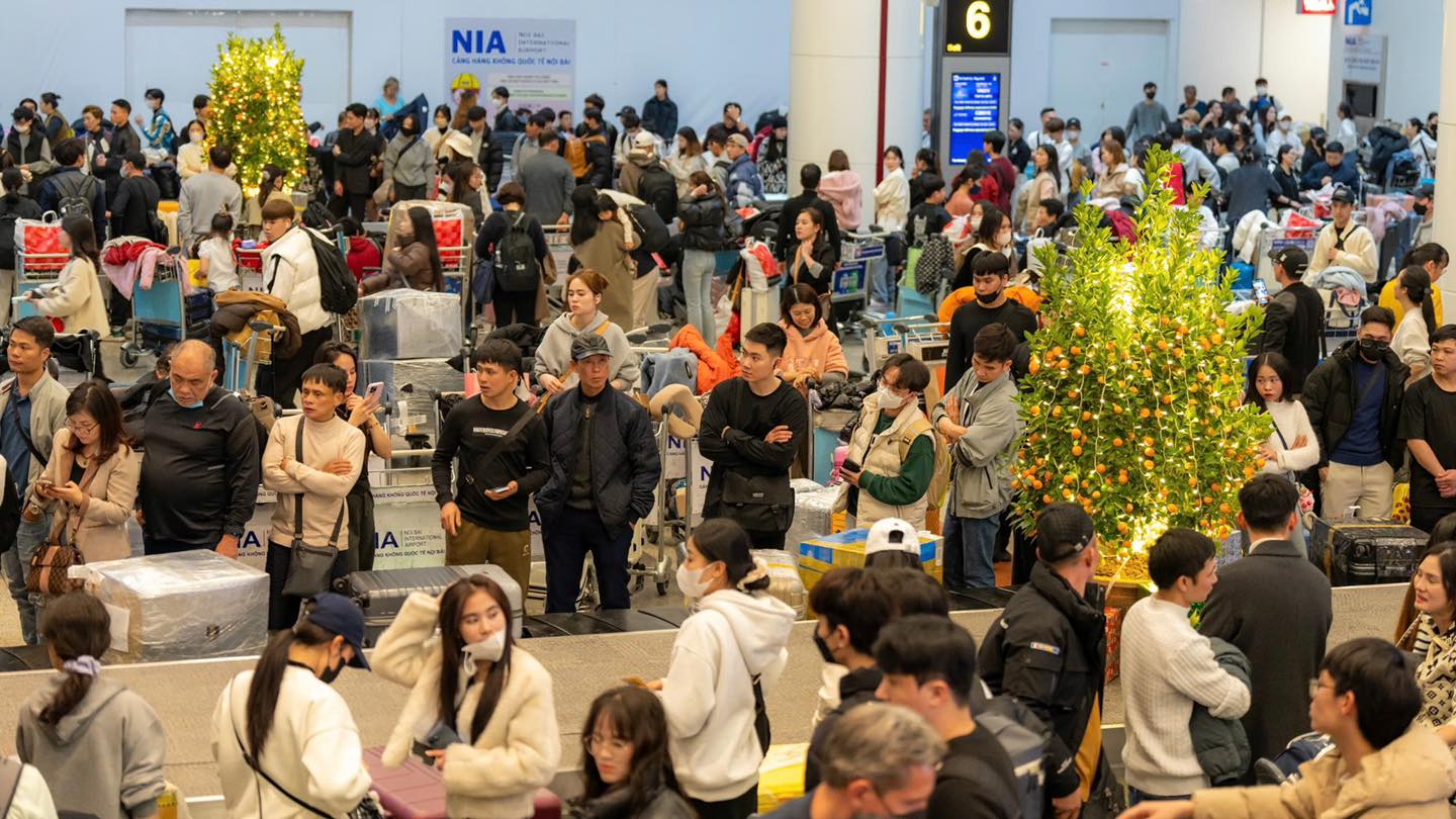 Nụ cười đo&agrave;n vi&ecirc;n tại s&acirc;n bay trong ng&agrave;y cao điểm Tết- Ảnh 5.