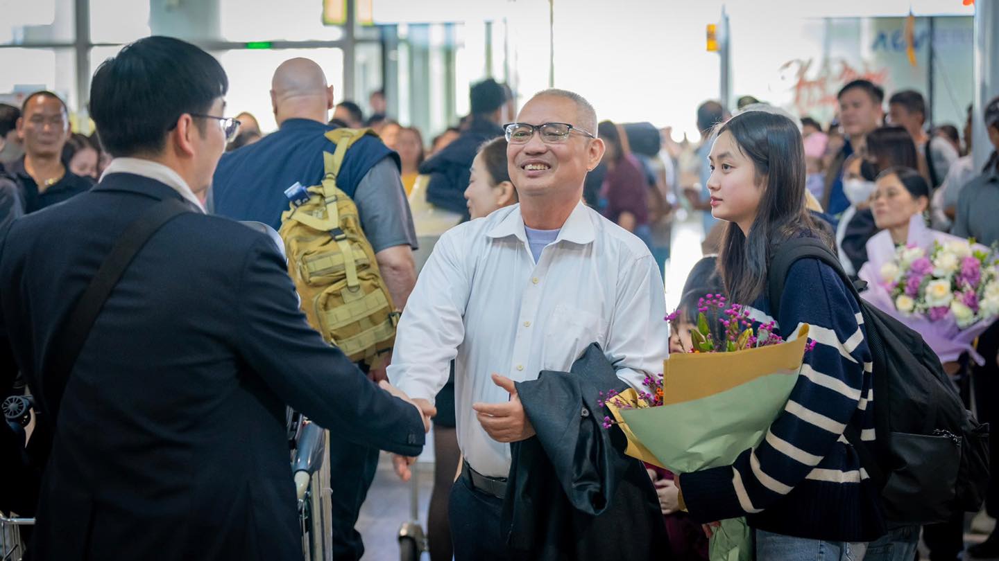 Nụ cười đo&agrave;n vi&ecirc;n tại s&acirc;n bay trong ng&agrave;y cao điểm Tết- Ảnh 6.