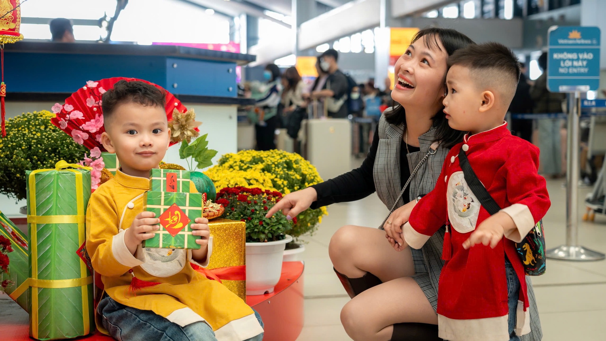 Nụ cười đo&agrave;n vi&ecirc;n tại s&acirc;n bay trong ng&agrave;y cao điểm Tết- Ảnh 16.