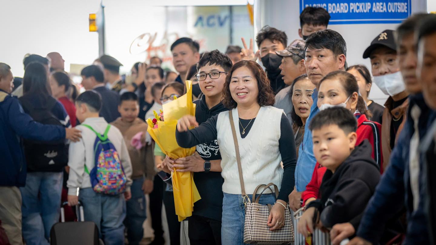 Nụ cười đo&agrave;n vi&ecirc;n tại s&acirc;n bay trong ng&agrave;y cao điểm Tết- Ảnh 2.